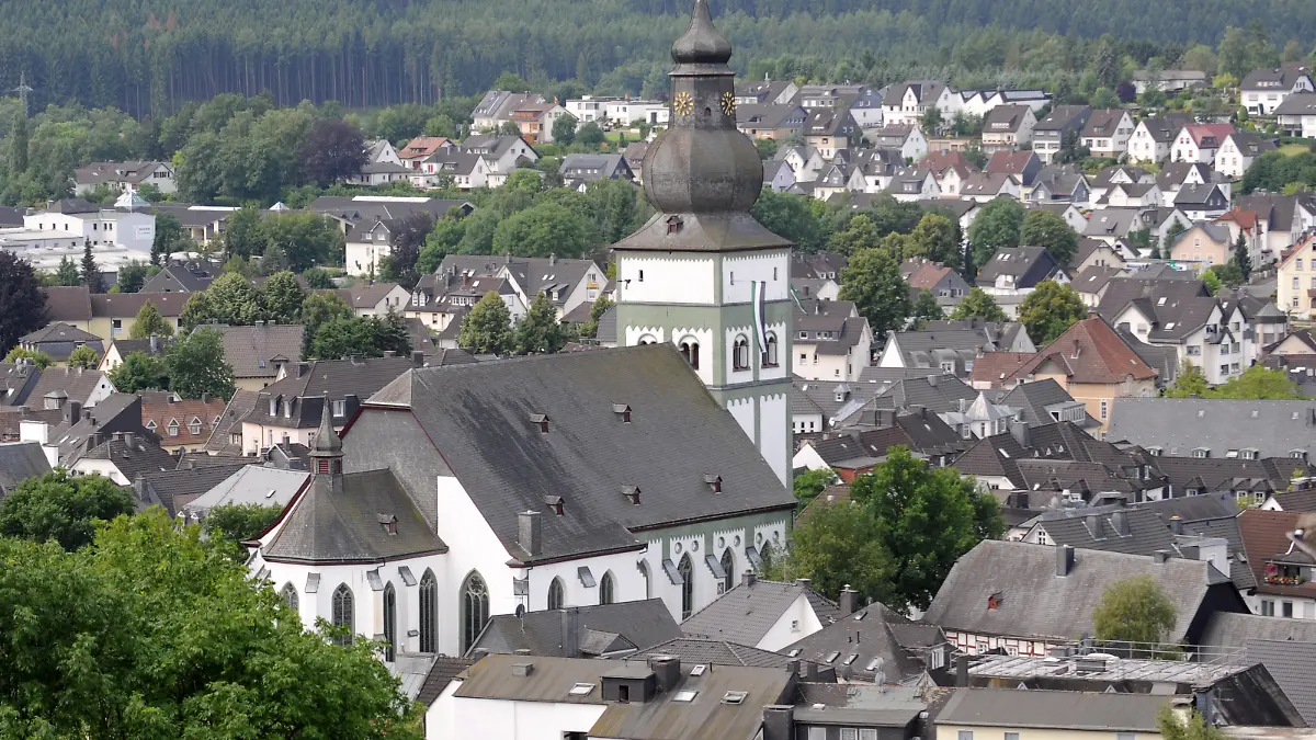 ARCHIV - 07.07.2009, Nordrhein-Westfalen, Attendorn: Die Kirchturm des «Sauerländer Doms» in Attendorn. (zu dpa: «Mutmaßlich eingesperrtes Mädchen: Zeugenvernehmungen dauern an») Foto: Franz-Peter Tschauner/dpa +++ dpa-Bildfunk +++