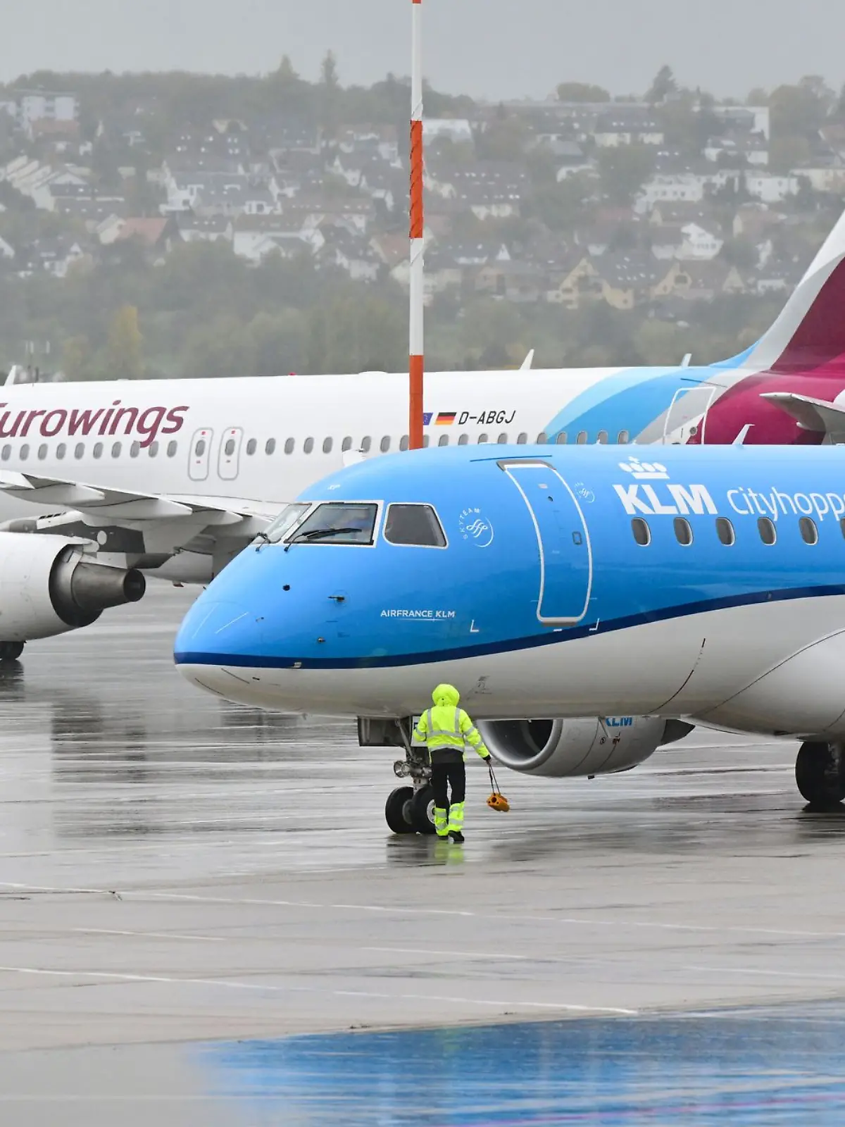 Maschinen der Fluggesellschaften Eurowings und KLM stehen auf dem Vorfeld auf dem Flughafen Stuttgart.