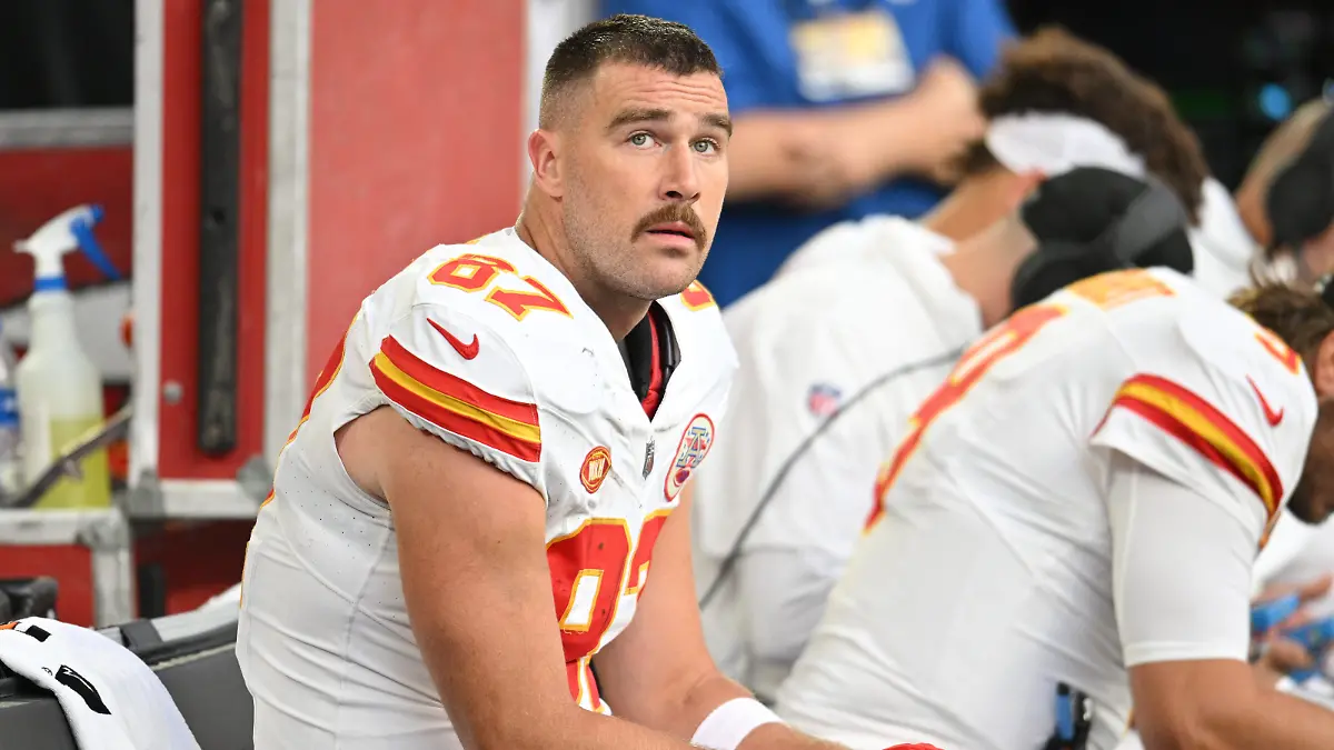 Sport Bilder des Tages NFL, American Football Herren, USA Kansas City Chiefs at Minnesota Vikings Oct 8, 2023 Minneapolis, Minnesota, USA Kansas City Chiefs tight end Travis Kelce 87 looks on from the bench against the Minnesota Vikings during the second quarter at U.S. Bank Stadium. Minneapolis U.S. Bank Stadium Minnesota USA, EDITORIAL USE ONLY PUBLICATIONxINxGERxSUIxAUTxONLY Copyright: xJeffreyxBeckerx 20231008_tdc_bc9_0386