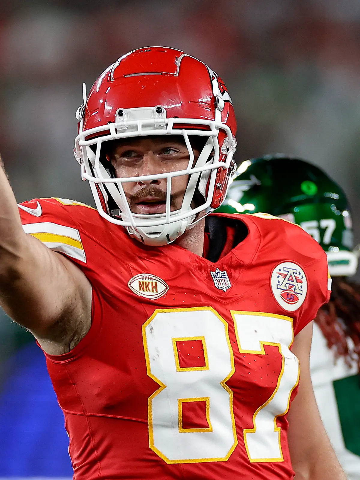 ARCHIV - 01.10.2023, USA, East Rutherford: American Football: Profiliga NFL, Hauptrunde, New York Jets - Kansas City Chiefs. Kansas City Chiefs Tight End Travis Kelce (87) reagiert.  Nach Ansicht von Kelce wird Popstar Taylor Swift bei Stadionbesuchen zu oft eingeblendet. (zu dpa: «Star trifft Superstar: Kelce und Swift Marketinggeschenk für NFL») Foto: Adam Hunger/AP/dpa +++ dpa-Bildfunk +++