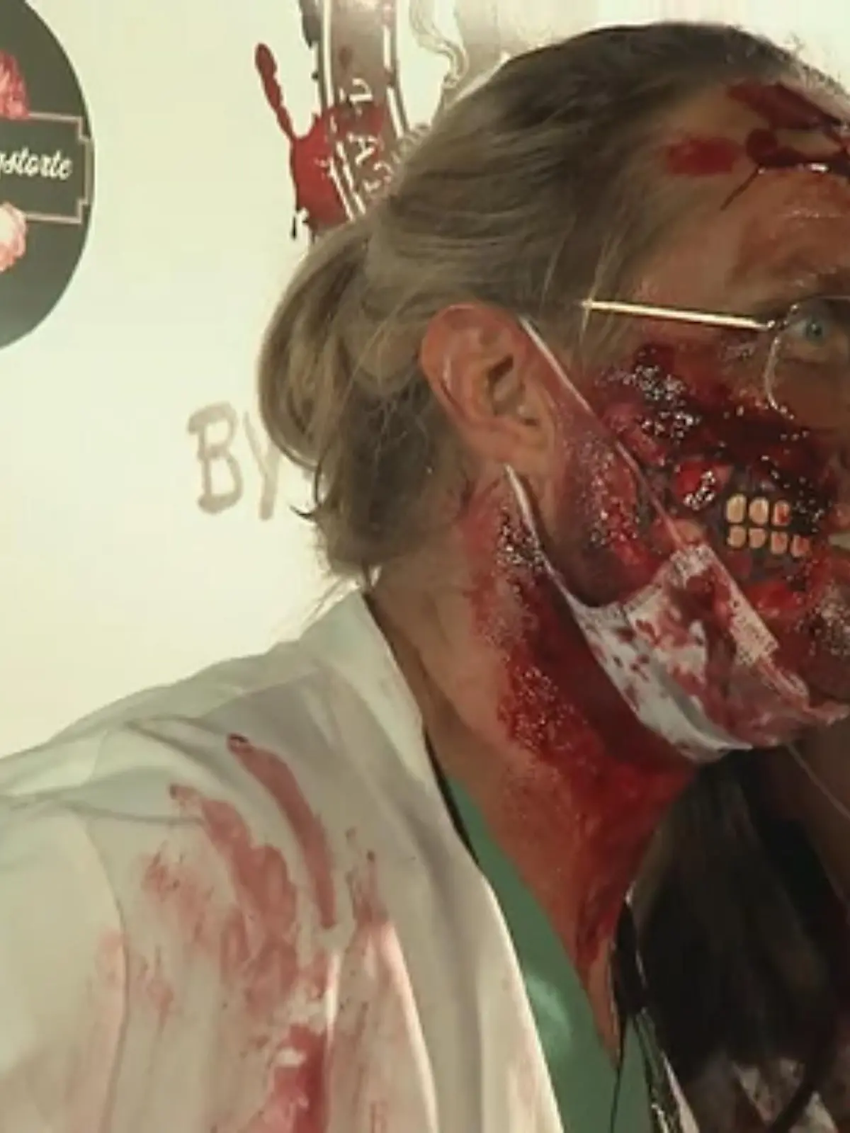 Nanu Nico Schwanz, wen hast du denn da im Schlepptau? Auf der Halloween-Party von Denise Merten kommt der Reality-TV-Star mit einer hübschen Brünetten vorbei. Was es mit ihr auf sich hat, verrät er im RTL-Interview. Sein Herumgedruckse sagt jedenfalls mehr als tausend Worte...