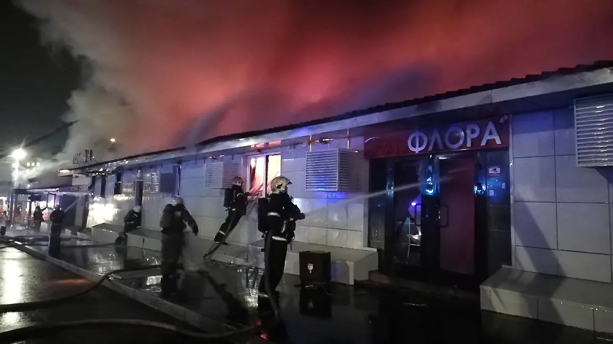HANDOUT - 04.11.2022, Russland, Kostroma: Auf diesem vom Pressedienst des russischen Katastrophenschutzministeriums veröffentlichten Handout-Foto versuchen Feuerwehrleute ein Feuer in einem Nachtclub zu löschen. Bei einem schweren Brand in einem Nachtclub in der russischen Stadt Kostroma sind mindestens 13 Menschen ums Leben gekommen. Foto: Uncredited/Russian Emergency Ministry Press Service/AP/dpa - ACHTUNG: Nur für Bezieher des Dienstes dpa-Nachrichten für Kinder und mit vollständiger Nennung des vorstehenden Credits +++ dpa-Bildfunk +++