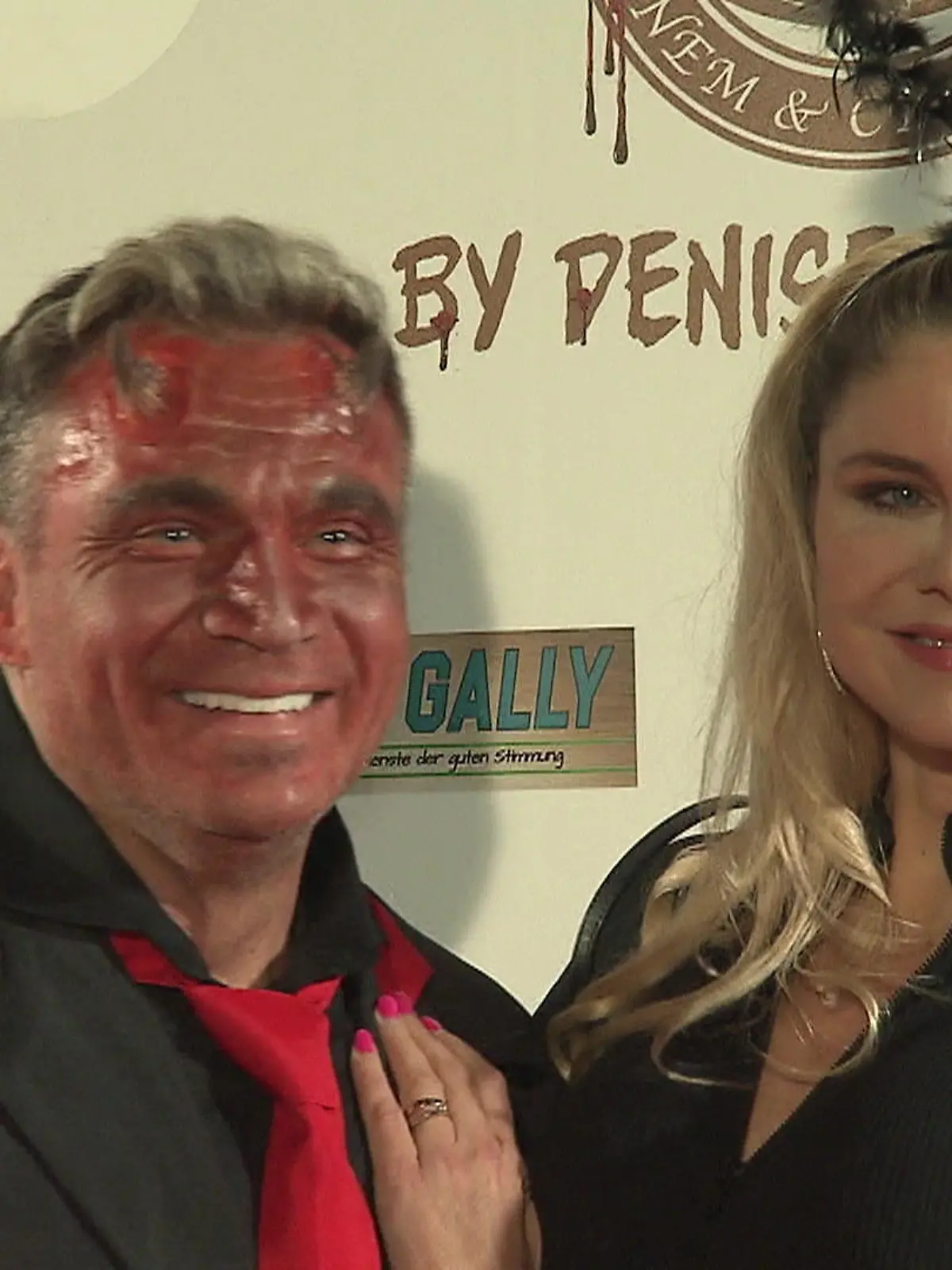 Peter Klein und Yvonne Woelke kommen im Partnerlook zu einer Halloween-Party.