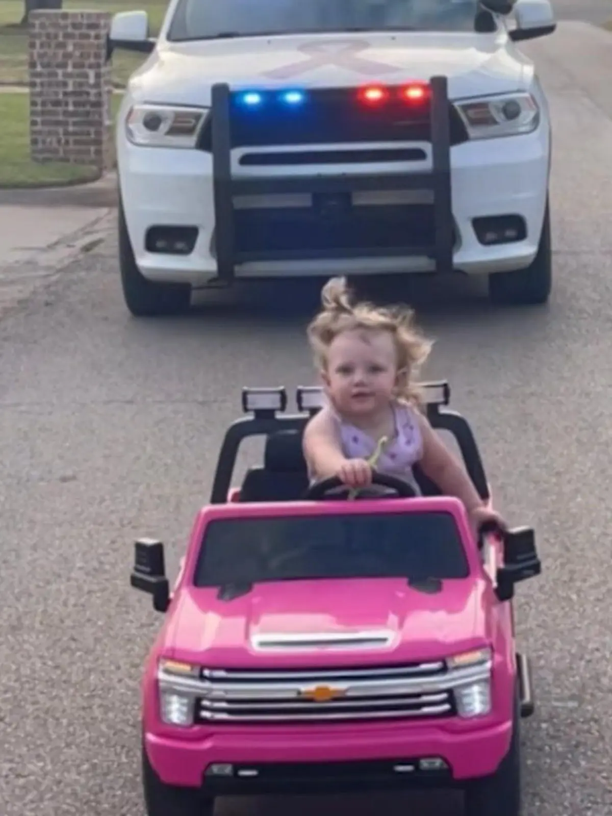 Die zweijährige Rose Fern amüsiert aktuell das Netz. Denn die Kleine wurde tatsächlich von der Polizei in Oklahoma angehalten. Angeblich wegen Raserei und Zähneputzen am Steuer. Ob das Mädchen aus der Nummer wieder rausgekommen ist, das verraten wir im Video.