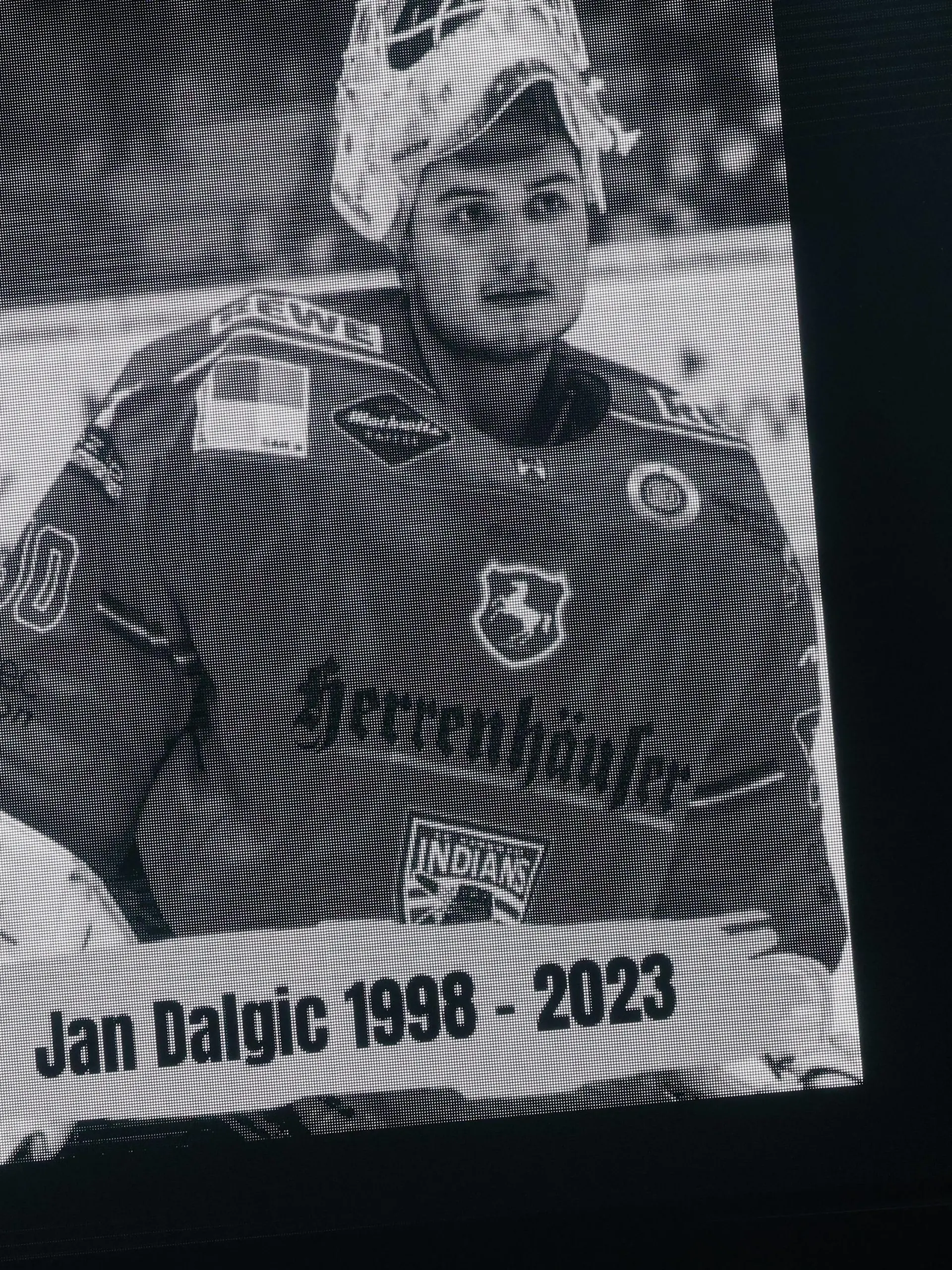 DEU, DEL, 1.EBL, Eisbaeren vs. RB Muenchen, / 15.10.2023, Mercedes-Benz-Arena, Berlin, DEU, DEL, 1.EBL, Eisbaeren vs. RB Muenchen, im Bild Gedenkminute fuer Jan Dalgic, Eisbaeren-Spielerkreis Foto: Juergen Engler / nordphoto GmbH *** DEU, DEL, 1 EBL, Eisbaeren vs RB Muenchen, 15 10 2023, Mercedes Benz Arena, Berlin, DEU, DEL, 1 EBL, Eisbaeren vs RB Muenchen, in picture minute of silence for Jan Dalgic, Eisbaeren players circle Foto Juergen Engler nordphoto GmbH nordphotoxGmbHx/xEngler nph00076