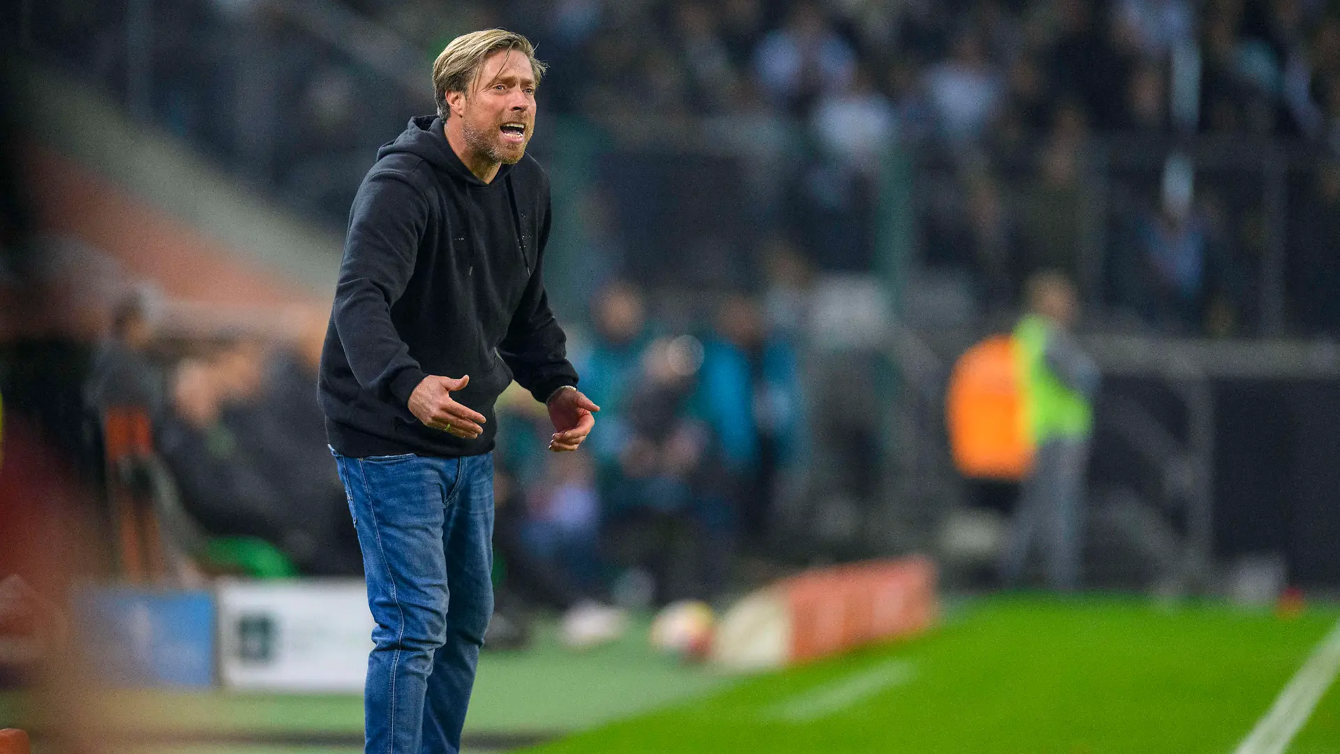 Fußball: 1. Bundesliga, 14. Spieltag, Borussia Mönchengladbach - VfB Stuttgart am 04.11.2022 im Borussia Park in Mönchengladbach Nordrhein-Westfalen. Stuttgart s Chef-Trainer Michael Wimmer an der Seitenlinie, gibt Anweisungen, gibt Tips, DFL REGULATIONS PROHIBIT ANY USE OF PHOTOGRAPHS AS IMAGE SEQUENCES AND/OR QUASI-VIDEO. *** Soccer 1 Bundesliga, Matchday 14, Borussia Mönchengladbach VfB Stuttgart on 04 11 2022 at Borussia Park in Mönchengladbach North Rhine Westphalia Stuttgart s head coach Michael Wimmer on the sidelines, giving instructions, giving tips, DFL REGULATES PROHIBIT ANY USE OF PHOTOGRAPHS AS IMAGE SEQUENCES AND OR QUASI VIDEO Copyright: xNeundorf/Kirchner-Mediax