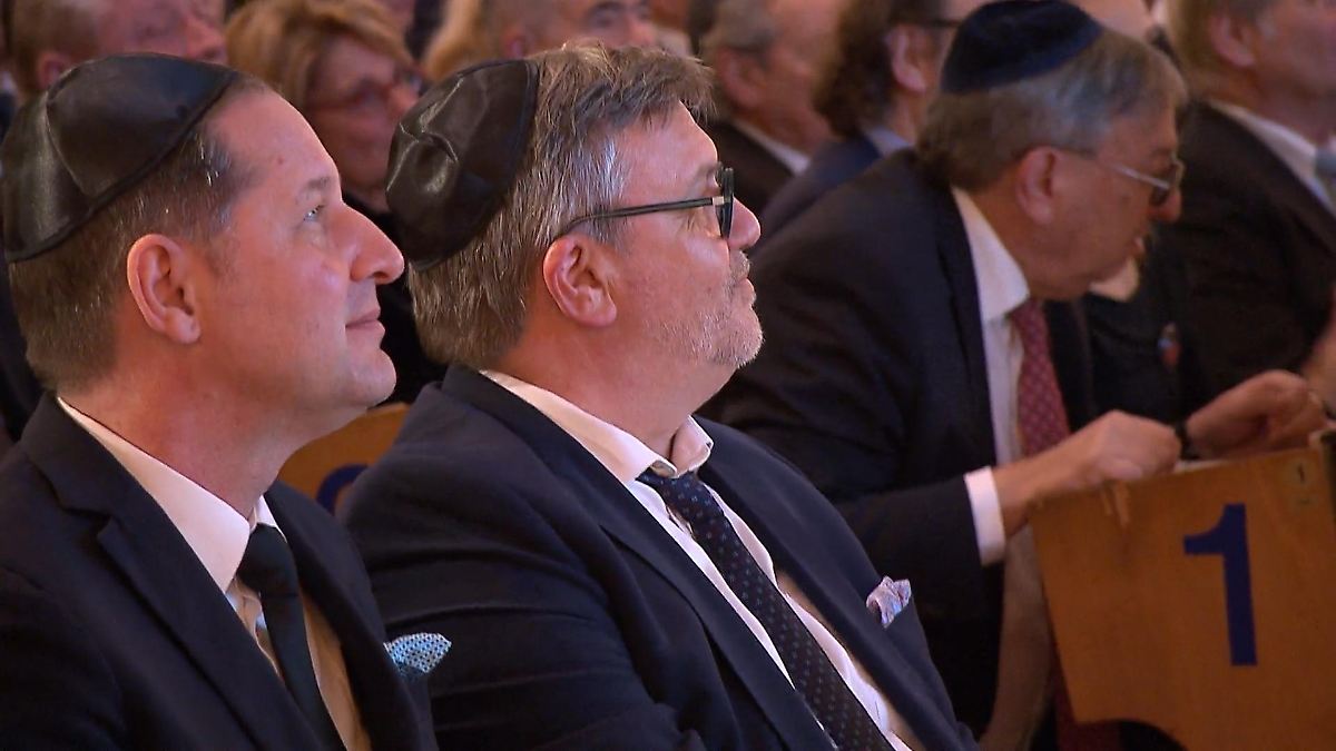 Hape Kerkeling spricht in Synagoge
