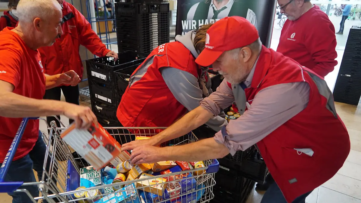 Die Tafeln brauchen dringend weitere Unterstützung. Erneut bittet die Hamburger Tafel um Sach- und Geldspenden für Bedürftige. Die Aktion findet zeitgleich in drei Hamburger Einkaufszentren von 12 Uhr bis 18 Uhr statt. In der Europapassage, im Elbeeinkaufszentrum und im Alstertal Einkaufszentrum können Spenden abgegeben werden. Bei der gleichen Aktion vor wenigen Wochen war das Ergebnis überwältigend. Die Hamburger Bürger spendeten damals über 15 Tonnen an Lebensmitteln und Hygieneartikeln. Diese Bilder entstanden in der Hamburger Europapassage.