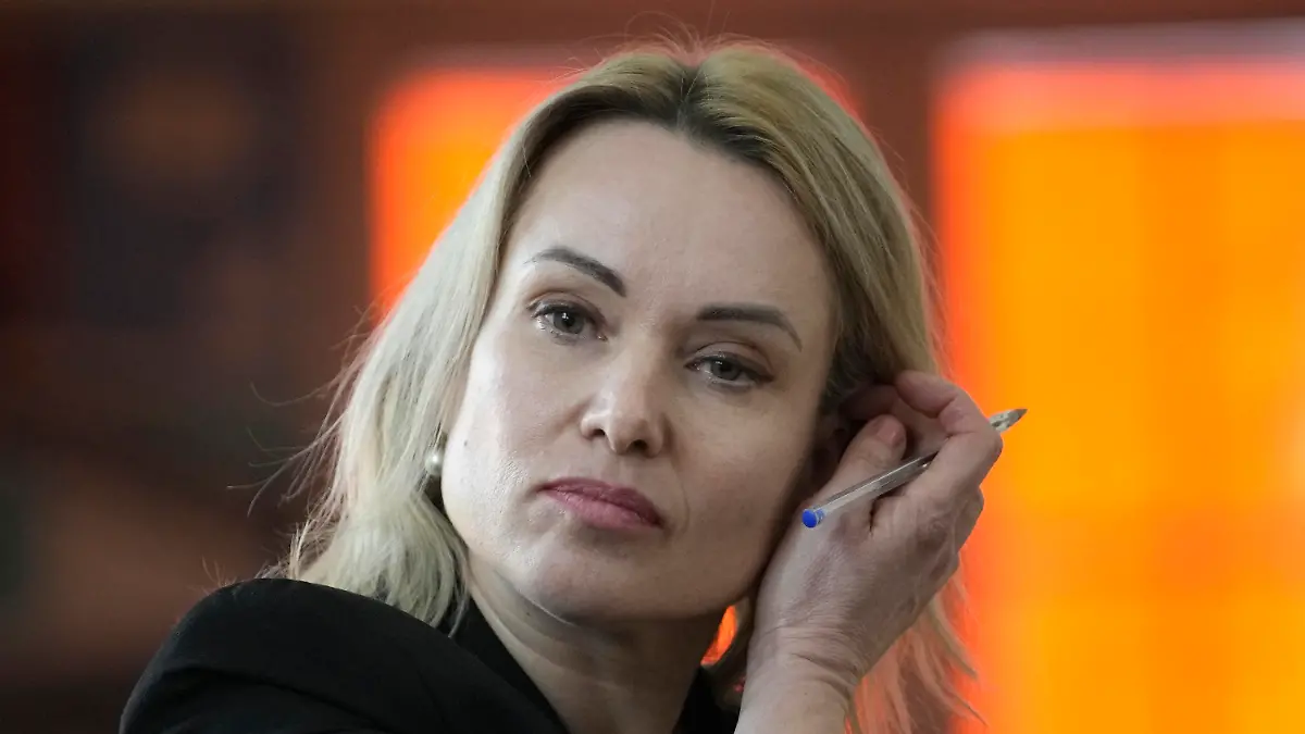 ARCHIV - 10.02.2023, Frankreich, Paris: Marina Owsjannikowa, ehemalige Staatsfernsehjournalistin aus Russland, nimmt an einer Pressekonferenz teil. Die durch Kritik am Ukraine-Krieg bekannt gewordene russische TV-Journalistin Marina Owsjannikowa ist in Paris, anders als kurzzeitig befürchtet, nicht Opfer eines Giftanschlags geworden. In ihrem Blut seien keine Spuren einer giftigen Substanz entdeckt worden, die Ergebnisse der meisten Tests lägen inzwischen vor, teilte Owsjannikowa auf Telegram mit. Foto: Christophe Ena/AP/dpa +++ dpa-Bildfunk +++