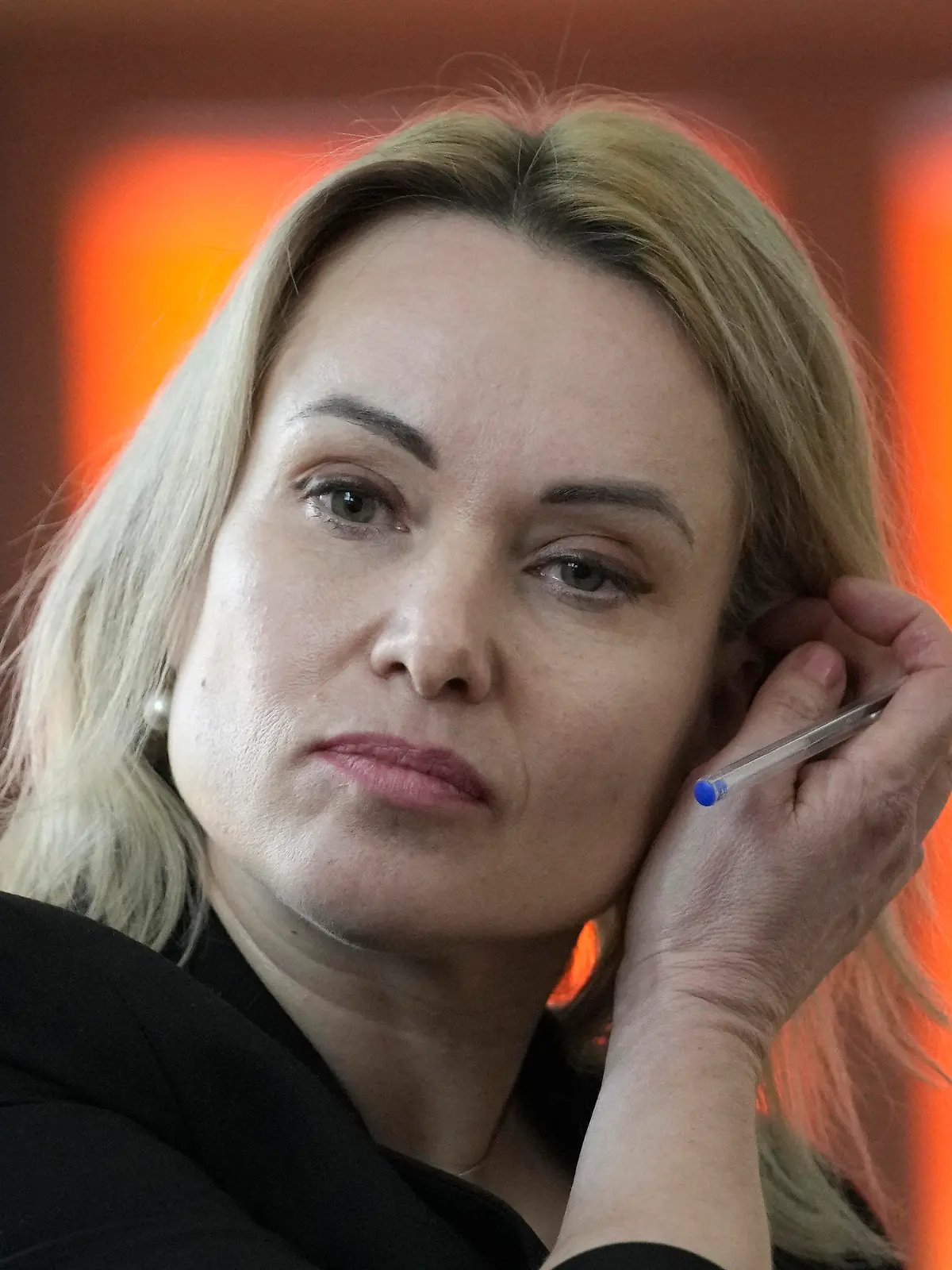 ARCHIV - 10.02.2023, Frankreich, Paris: Marina Owsjannikowa, ehemalige Staatsfernsehjournalistin aus Russland, nimmt an einer Pressekonferenz teil. Die durch Kritik am Ukraine-Krieg bekannt gewordene russische TV-Journalistin Marina Owsjannikowa ist in Paris, anders als kurzzeitig befürchtet, nicht Opfer eines Giftanschlags geworden. In ihrem Blut seien keine Spuren einer giftigen Substanz entdeckt worden, die Ergebnisse der meisten Tests lägen inzwischen vor, teilte Owsjannikowa auf Telegram mit. Foto: Christophe Ena/AP/dpa +++ dpa-Bildfunk +++