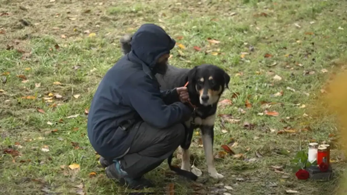 Marcel ist ein Freund des getöteten Obdachlosen - er besuchte mit seinem Hund den Tatort.