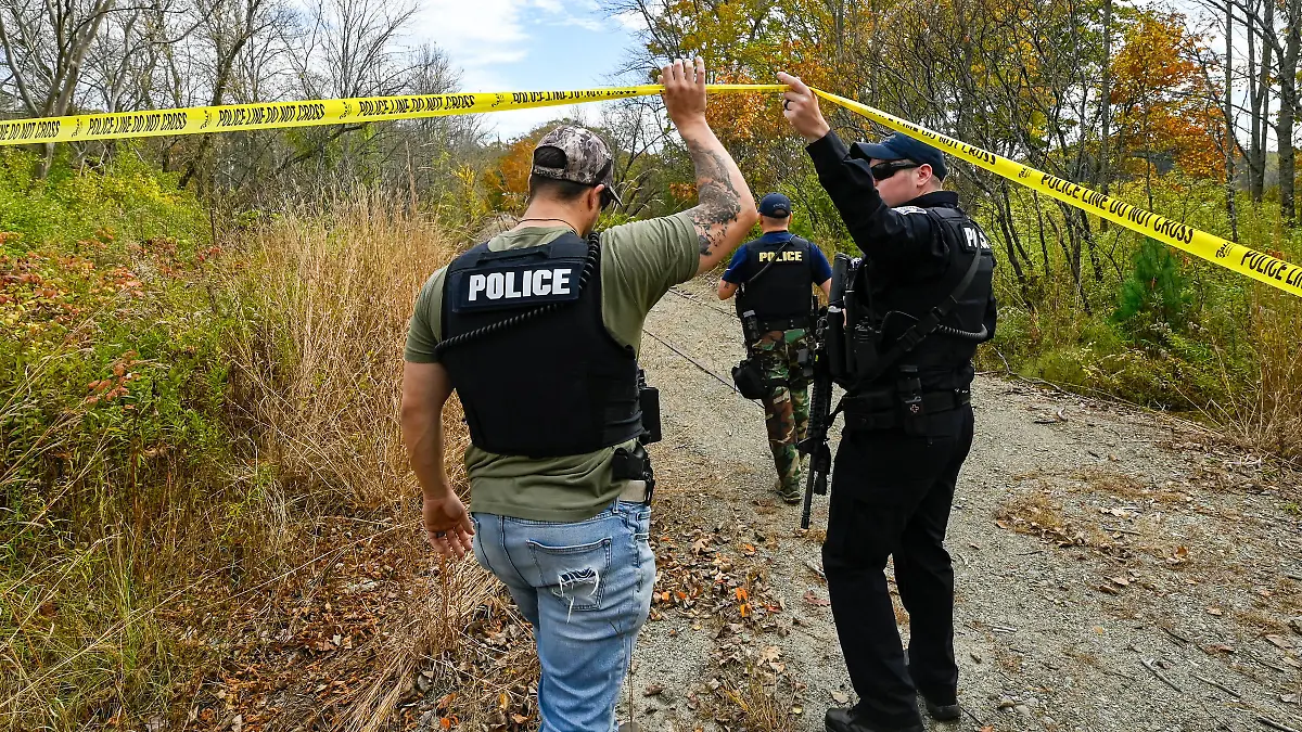 News: Lewiston Maine mass shooting coverage Law enforcement officials search along the train tracks near the Androscoggin River, Oct 27, 2023 Lewiston, ME, USA Ongoing coverage in aftermath of mass shooting in Lewiston. Hundreds of law enforcement agents were scouring communities around Lewiston, Maine, for a person of interest in connection with two shootings at a bowling alley and bar that killed at least 16 people.. Lewiston ME USA, EDITORIAL USE ONLY PUBLICATIONxINxGERxSUIxAUTxONLY Copyright: xDavidxSokolx 20231027_jla_usa_030
