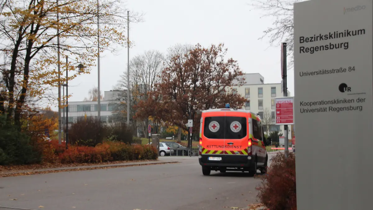 Ein Krankenwagen fährt die Einfahrt des Bezirksklinikum Regensburg entlang. Nach der Messerattacke in einem ICE hat der Haftrichter die Unterbringung des mutmaßlichen Täters in einer psychiatrischen Klinik angeordnet. Der Beschuldigte werde im Bezirksklinikum Regensburg untergebracht. (zu dpa "Messerattacke: Verdächtiger soll in Psychiatrie untergebracht werden")