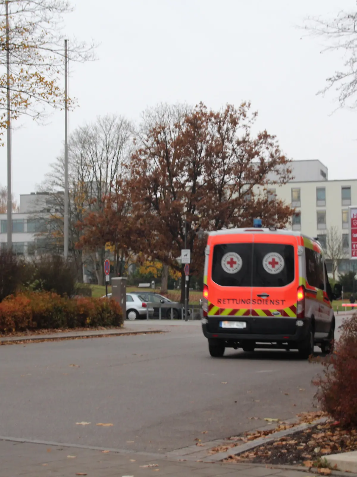 Ein Krankenwagen fährt die Einfahrt des Bezirksklinikum Regensburg entlang. Nach der Messerattacke in einem ICE hat der Haftrichter die Unterbringung des mutmaßlichen Täters in einer psychiatrischen Klinik angeordnet. Der Beschuldigte werde im Bezirksklinikum Regensburg untergebracht. (zu dpa "Messerattacke: Verdächtiger soll in Psychiatrie untergebracht werden")