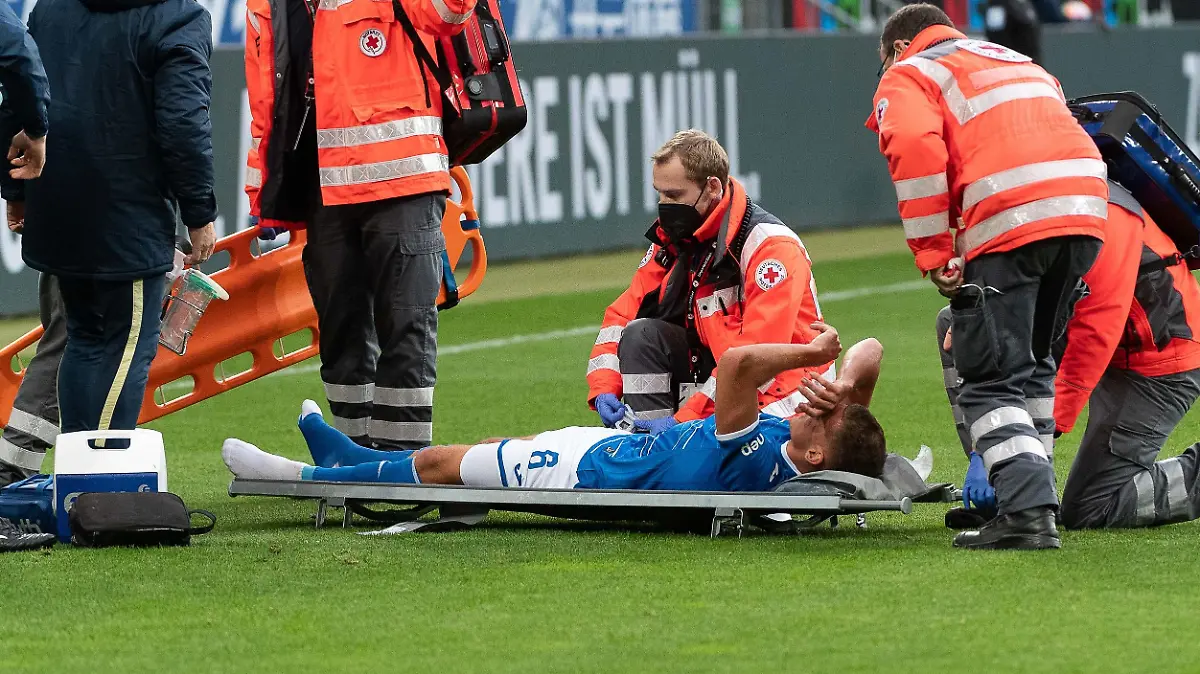 Grischa Proemel (TSG 1899 Hoffenheim, #06) muss Verletzt vom Platz getragen werden. Fuss geschient, TSG 1899 Hoffenheim vs RB Leipzig, Fussball, Herren, 1. Bundesliga, 13. Spieltag, Saison 22/23, GER, 05.11.2022, DFL/DFB REGULATIONS PROHIBIT ANY USE OF PHOTOGRAPHS AS IMAGE SEQUENCES AND/OR QUASI-VIDEO, Foto: Eibner-Pressefoto/Wolfgang Frank