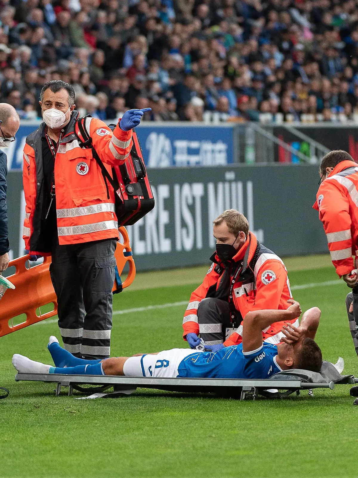 Grischa Proemel (TSG 1899 Hoffenheim, #06) muss Verletzt vom Platz getragen werden. Fuss geschient, TSG 1899 Hoffenheim vs RB Leipzig, Fussball, Herren, 1. Bundesliga, 13. Spieltag, Saison 22/23, GER, 05.11.2022, DFL/DFB REGULATIONS PROHIBIT ANY USE OF PHOTOGRAPHS AS IMAGE SEQUENCES AND/OR QUASI-VIDEO, Foto: Eibner-Pressefoto/Wolfgang Frank