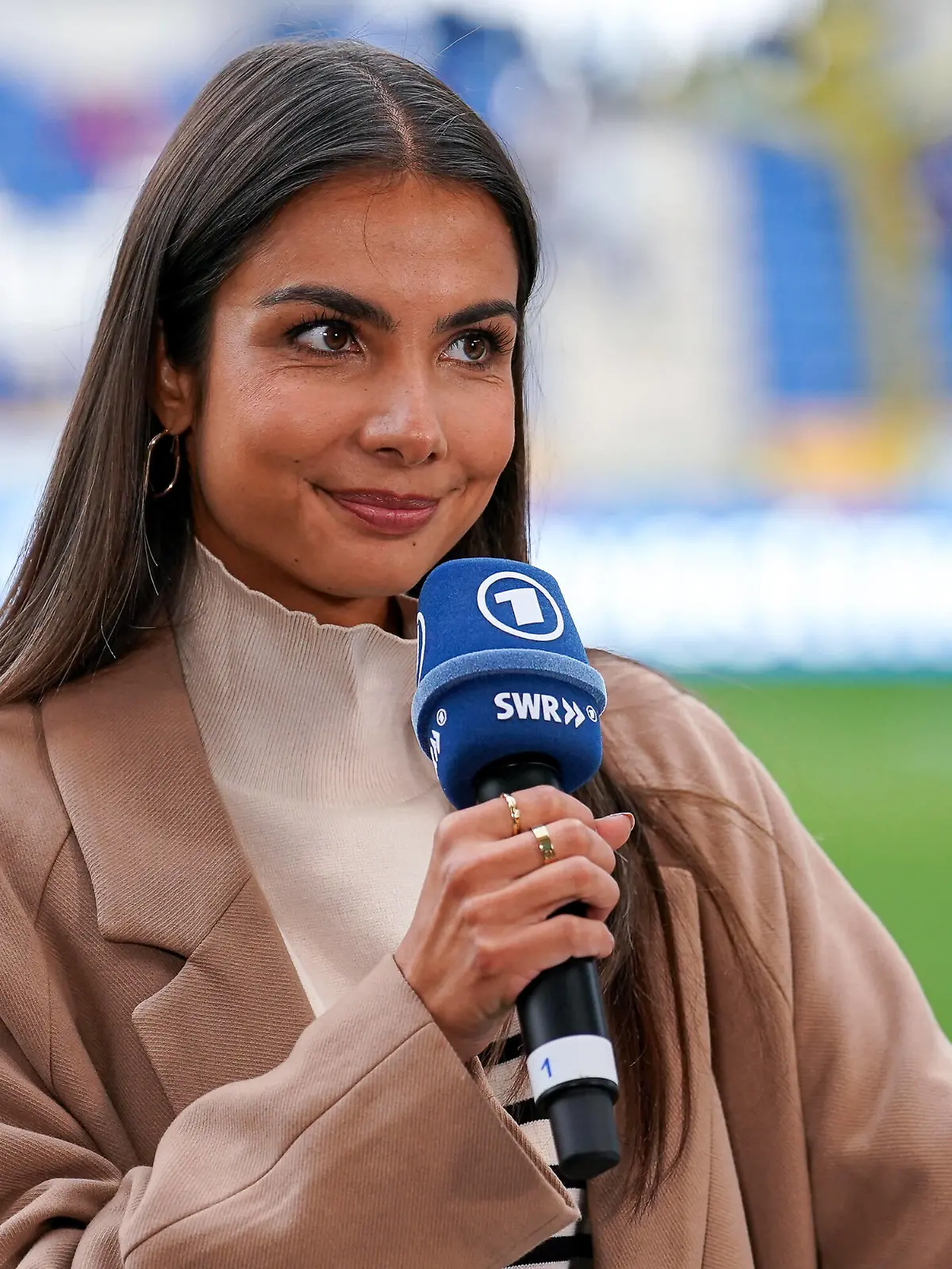 Lea Wagner Moderatorin, SWR , Einzelbild, Einzelfoto, Aktion, Action, moderiert, mit Mikrofon, Freude, freuen, freut sich, freundlich, fröhlich, glücklich, strahlend, optimistisch, 24.09.2022, Sinsheim Deutschland, Fussball, Flyeralarm Frauen-Bundesliga, TSG 1899 Hoffenheim - VfL Wolfsburg, 24.09.2022, Sinsheim Deutschland, Fussball, Flyeralarm Frauen-Bundesliga, TSG 1899 Hoffenheim - VfL Wolfsburg, DFB/DFL REGULATIONS PROHIBIT ANY USE OF PHOTOGRAPHS AS IMAGE SEQUENCES AND/OR QUASI-VIDEO. *** Lea Wagner presenter, SWR Sport , single image, single photo, action, moderated, with microphone, joy, happy, glad, friendly, cheerful, happy, beaming, optimistic, 24 09 2022, Sinsheim Germany , football, Flyeralarm Frauen Bundesliga, TSG 1899 Hoffenheim VfL Wolfsburg, 24 09 2022, Sinsheim Germany , Football, Flyeralarm Frauen Bundesliga, TSG 1899 Hoffenheim VfL Wolfsburg, DFB DFL REGULATES PROHIBIT ANY USE OF PHOTOGRAPHS AS IMAGE SEQUENCES AND OR QUASI VIDEO xozx 