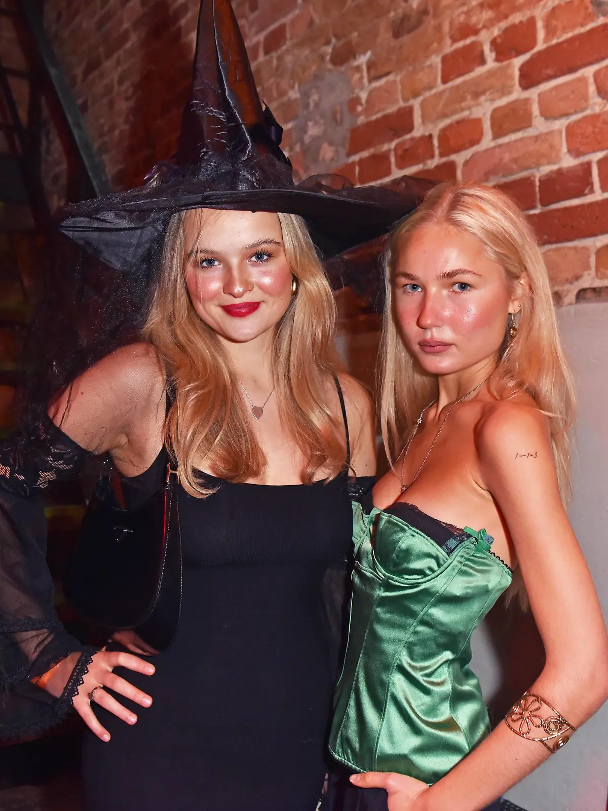 Nele Ludowig, Lili-Mari Budach Kunze beim Opening der Fanta Haunted Mansion in der Arena Berlin am 26.10.2023 *** Nele Ludowig, Lili Mari Budach Kunze at the opening of the Fanta Haunted Mansion in the Arena Berlin on 26 10 2023