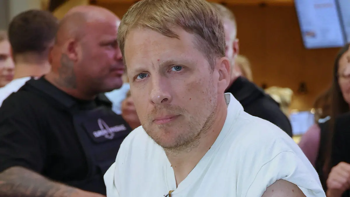 RECORD DATE NOT STATED PROMI-RUTSCH BATTLE 12.10.2023 Oliver Pocher, Promi-Rutsch-Battle in der Europa Passage, Hamburg, 12.10.2023 *** PROMI RUTSCH BATTLE 12 10 2023 Oliver Pocher, Promi Rutsch Battle in the Europa Passage, Hamburg, 12 10 2023 Copyright: xEventpressxMPx