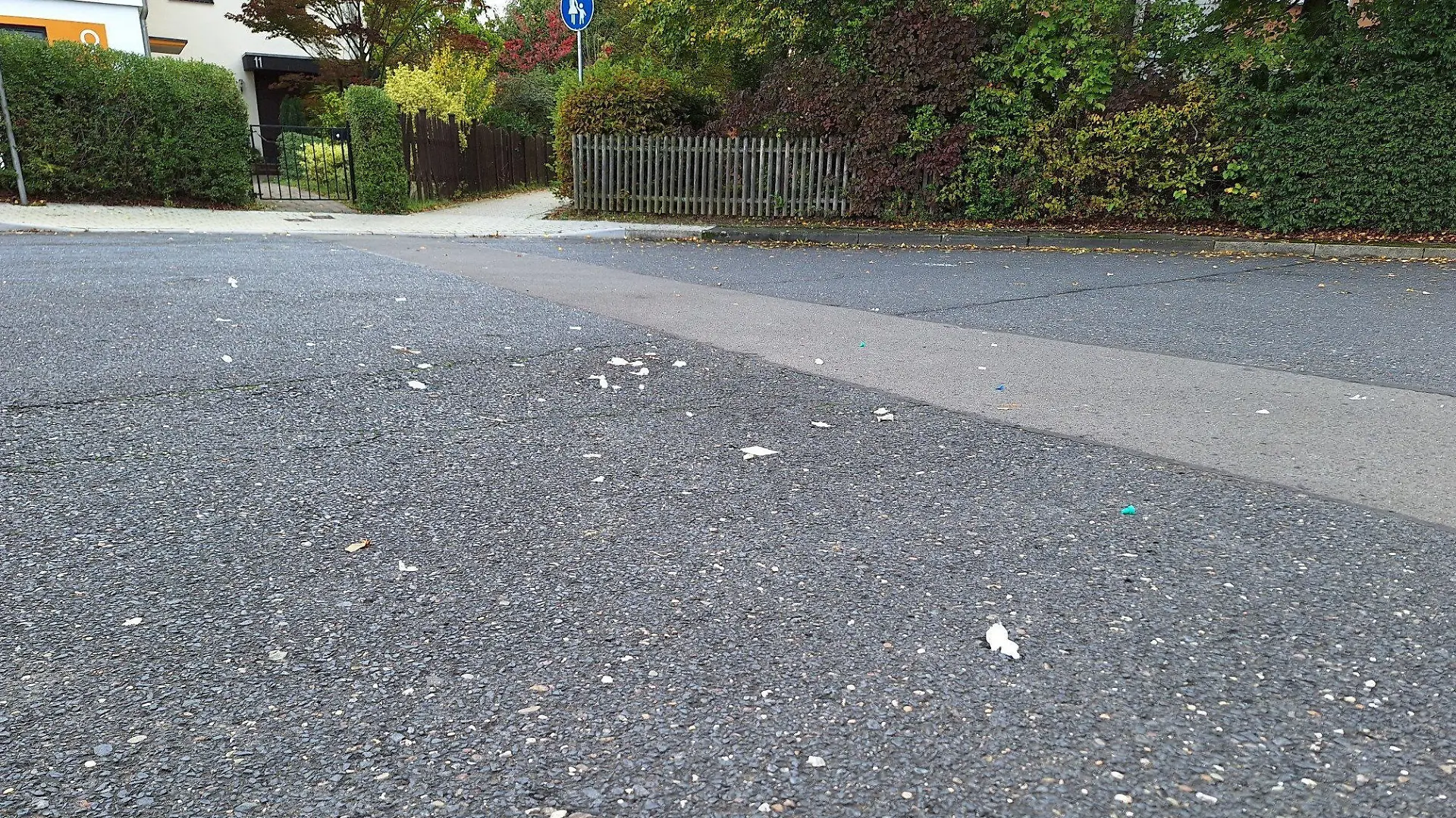 28.10.2023, Nordrhein-Westfalen, Leverkusen: Blick auf den ungefähren Tatort in einem Wendehammer in einer ruhigen Wohnstraße. Eine schwangere Frau ist in Leverkusen auf der Straße attackiert worden und gestorben. Die 35-Jährige erlitt Stich- und Schnittverletzungen, wie die Ermittler am Samstag zu der Tat von Freitagabend mitteilten. Foto: Sascha Thelen/dpa +++ dpa-Bildfunk +++