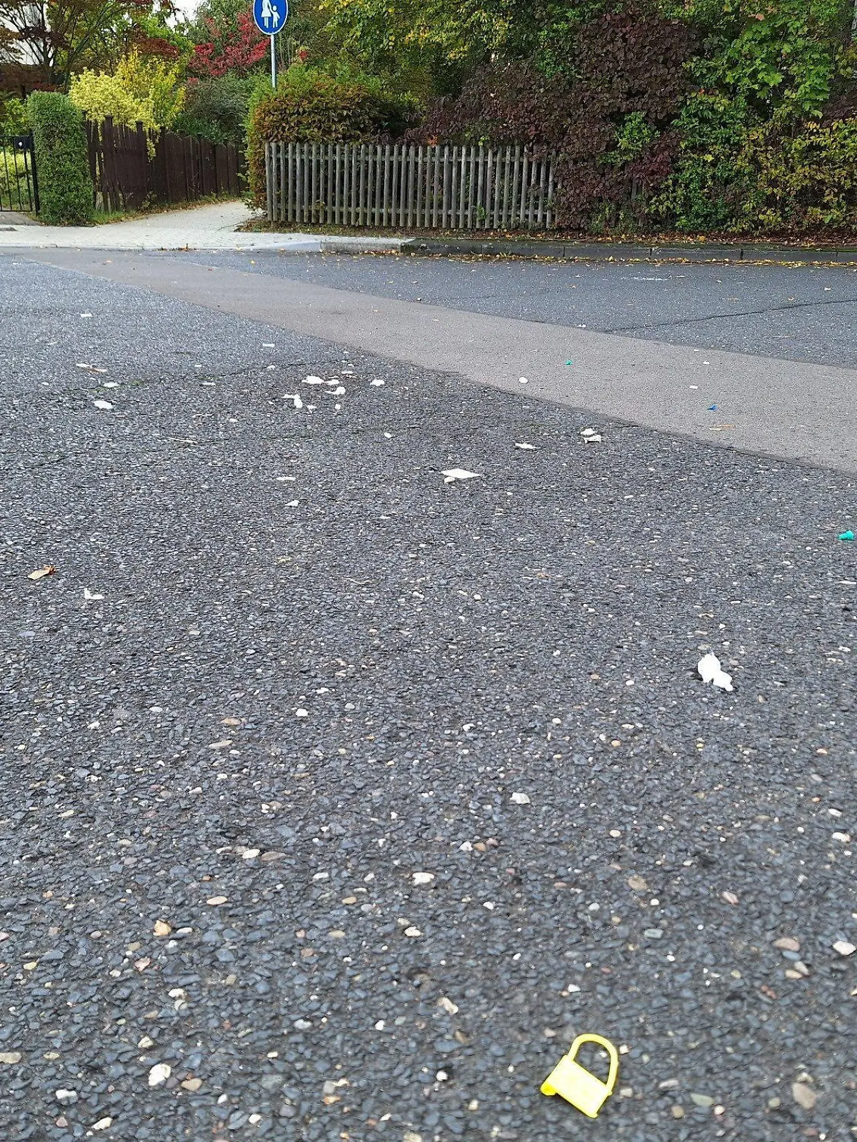 28.10.2023, Nordrhein-Westfalen, Leverkusen: Blick auf den ungefähren Tatort in einem Wendehammer in einer ruhigen Wohnstraße. Eine schwangere Frau ist in Leverkusen auf der Straße attackiert worden und gestorben. Die 35-Jährige erlitt Stich- und Schnittverletzungen, wie die Ermittler am Samstag zu der Tat von Freitagabend mitteilten. Foto: Sascha Thelen/dpa +++ dpa-Bildfunk +++
