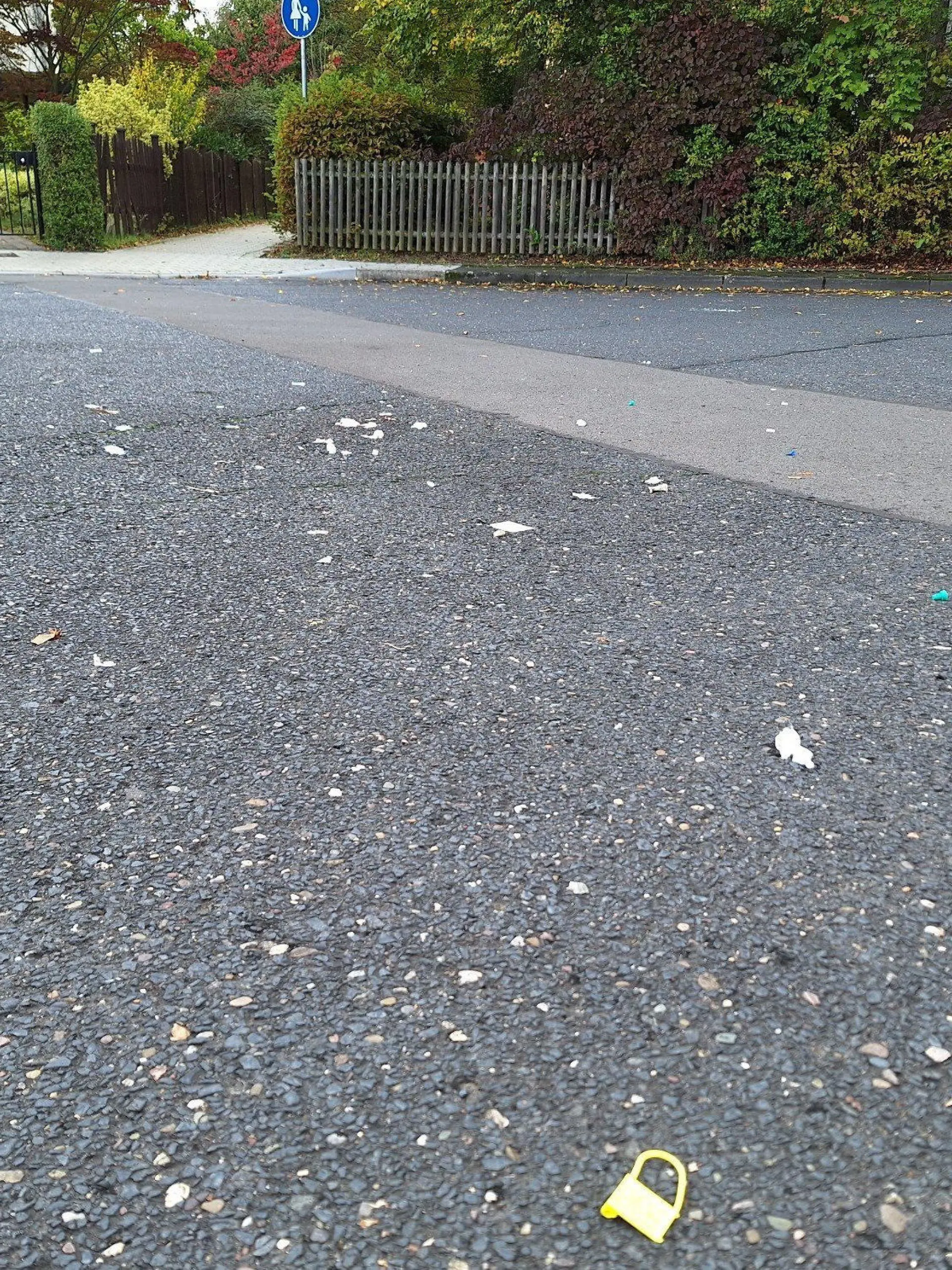 28.10.2023, Nordrhein-Westfalen, Leverkusen: Blick auf den ungefähren Tatort in einem Wendehammer in einer ruhigen Wohnstraße. Eine schwangere Frau ist in Leverkusen auf der Straße attackiert worden und gestorben. Die 35-Jährige erlitt Stich- und Schnittverletzungen, wie die Ermittler am Samstag zu der Tat von Freitagabend mitteilten. Foto: Sascha Thelen/dpa +++ dpa-Bildfunk +++