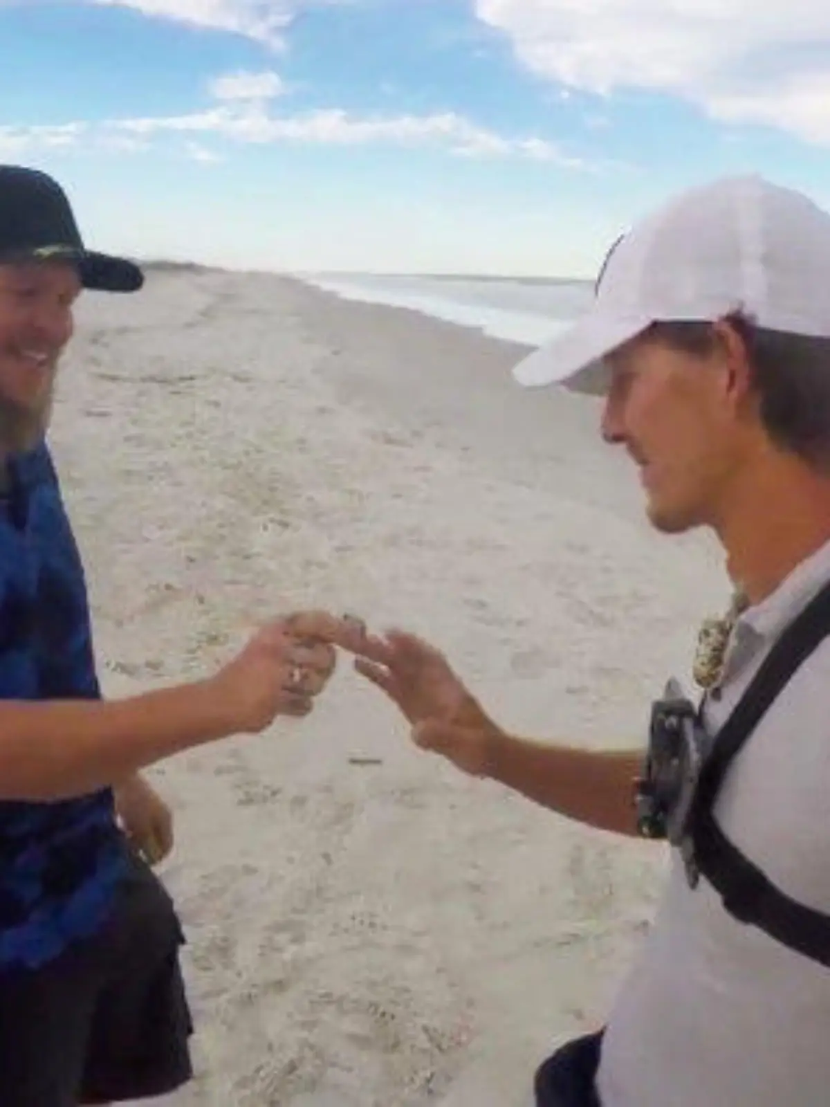 SONDERKONDITIONEN: Satzpreis!
Joseph Cook hands back Stephane Seguin's wedding ring. Photo released October 27 2023. See SWNS story SWSMring. A man has recovered a golden and diamond 'wedding' ring buried in the sand and returned it to its owner who travelled 1600 miles to thank him. Joseph Cook, 38, was out with his metal detector on a beach in Anastasia State Park, St Augustine, Florida when he unearthed the stunning piece. Even more bizarrely, whilst out detecting just months earlier Joseph had met the couple it belonged to - Stephane Seguin, 40, and Marie-eve Bedard, 43 - who asked him if he'd seen any sign of it. / action press