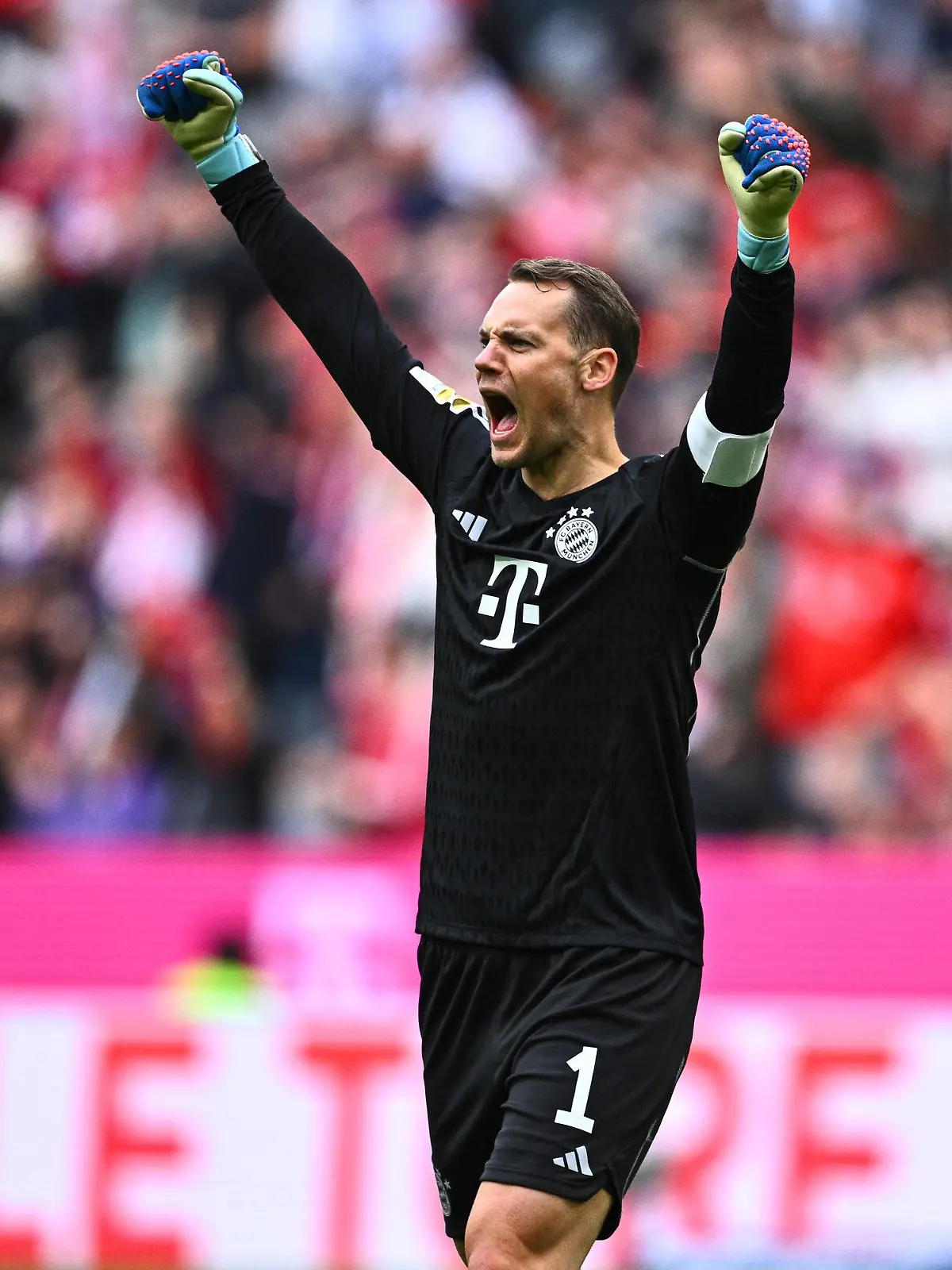 28.10.2023, Bayern, München: Fußball: Bundesliga, FC Bayern München - SV Darmstadt 98, 9. Spieltag, Allianz Arena: Torwart Manuel Neuer von Bayern München reagiert nach einem Tor, das nicht gewertet wurde. WICHTIGER HINWEIS: Gemäß den Vorgaben der DFL Deutsche Fußball Liga bzw. des DFB Deutscher Fußball-Bund ist es untersagt, in dem Stadion und/oder vom Spiel angefertigte Fotoaufnahmen in Form von Sequenzbildern und/oder videoähnlichen Fotostrecken zu verwerten bzw. verwerten zu lassen. Foto: Tom Weller/dpa +++ dpa-Bildfunk +++