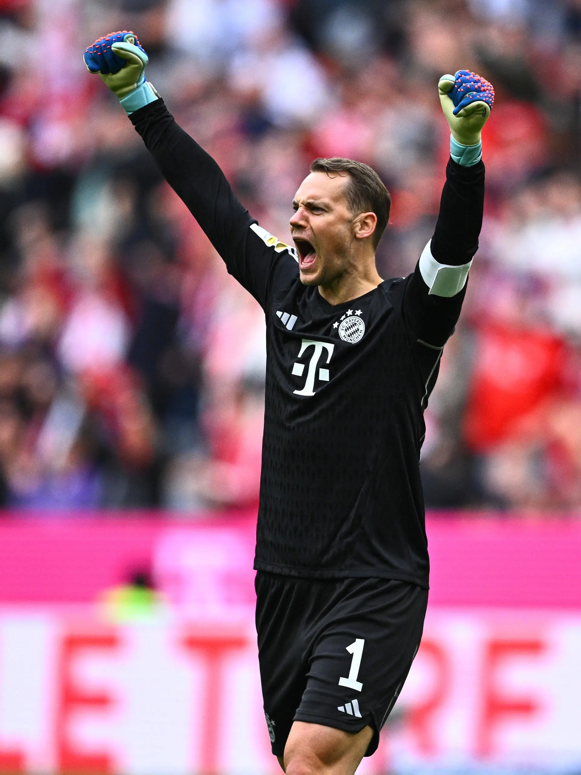 28.10.2023, Bayern, München: Fußball: Bundesliga, FC Bayern München - SV Darmstadt 98, 9. Spieltag, Allianz Arena: Torwart Manuel Neuer von Bayern München reagiert nach einem Tor, das nicht gewertet wurde. WICHTIGER HINWEIS: Gemäß den Vorgaben der DFL Deutsche Fußball Liga bzw. des DFB Deutscher Fußball-Bund ist es untersagt, in dem Stadion und/oder vom Spiel angefertigte Fotoaufnahmen in Form von Sequenzbildern und/oder videoähnlichen Fotostrecken zu verwerten bzw. verwerten zu lassen. Foto: Tom Weller/dpa +++ dpa-Bildfunk +++