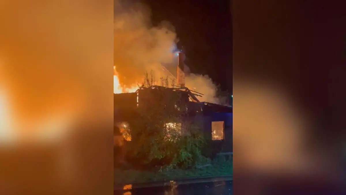 Das unbewohnte Haus stürzt bis auf die Grundmauern ein.