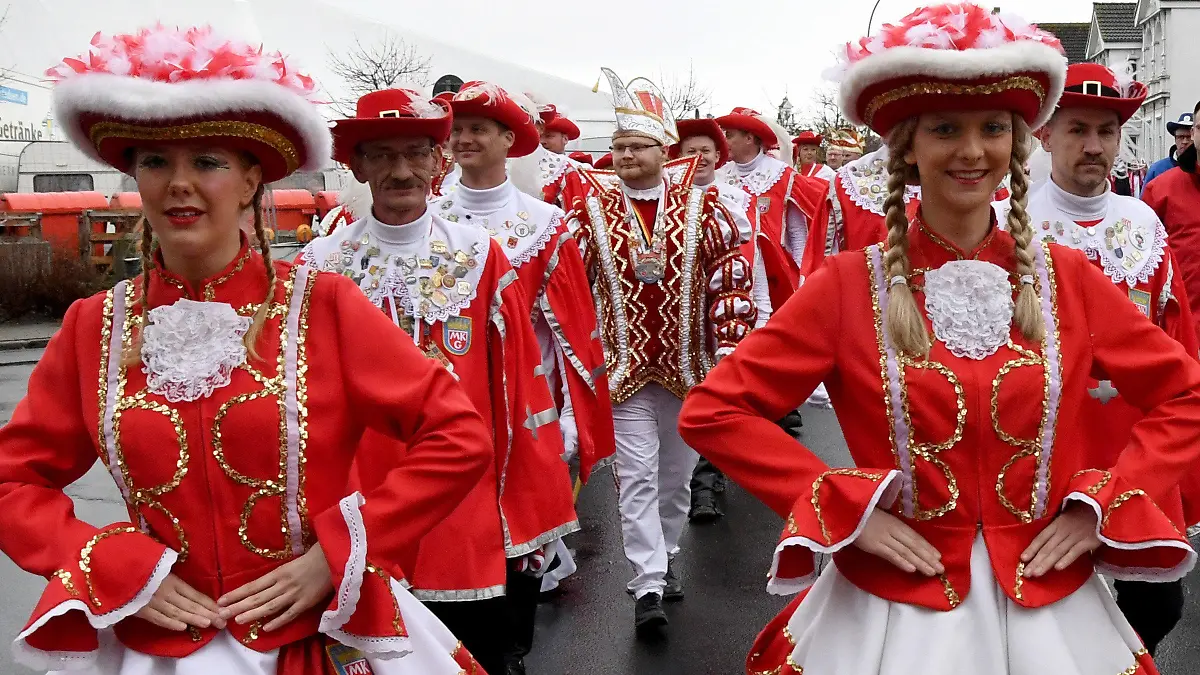 ARCHIV - 04.03.2019, Schleswig-Holstein, Marne: Tanzmariechen der Marner Karnevalsgesellschaft kommen zum ersten Termin am Rosenmontag. Der Rosenmontagsumzug soll wieder Tausende Besucher in die schleswig-holsteinische Karnevals-Hochburg locken. (zu dpa: «Marner Karneval soll nach Corona-Pause wieder wie gewohnt stattfinden») Foto: Carsten Rehder/dpa +++ dpa-Bildfunk +++