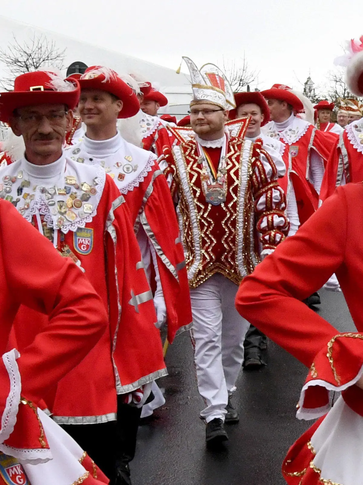 ARCHIV - 04.03.2019, Schleswig-Holstein, Marne: Tanzmariechen der Marner Karnevalsgesellschaft kommen zum ersten Termin am Rosenmontag. Der Rosenmontagsumzug soll wieder Tausende Besucher in die schleswig-holsteinische Karnevals-Hochburg locken. (zu dpa: «Marner Karneval soll nach Corona-Pause wieder wie gewohnt stattfinden») Foto: Carsten Rehder/dpa +++ dpa-Bildfunk +++