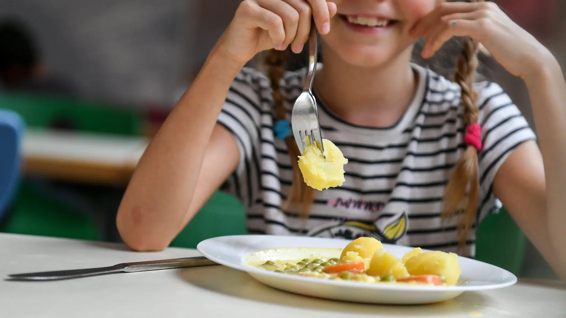ARCHIV - 07.08.2019, Berlin: Schüler beim Mittagessen in der Mensa der Grundschule an der Wuhlheide. Am 04.11.2022 befasst sich der Deutsche Kongress Schulverpflegung mit Verbesserungen beim Essen in der Schule. (zu dpa "24.000 Unterschriften für Petition für kostenloses Schulessen") Foto: Jens Kalaene/dpa-Zentralbild/dpa +++ dpa-Bildfunk +++