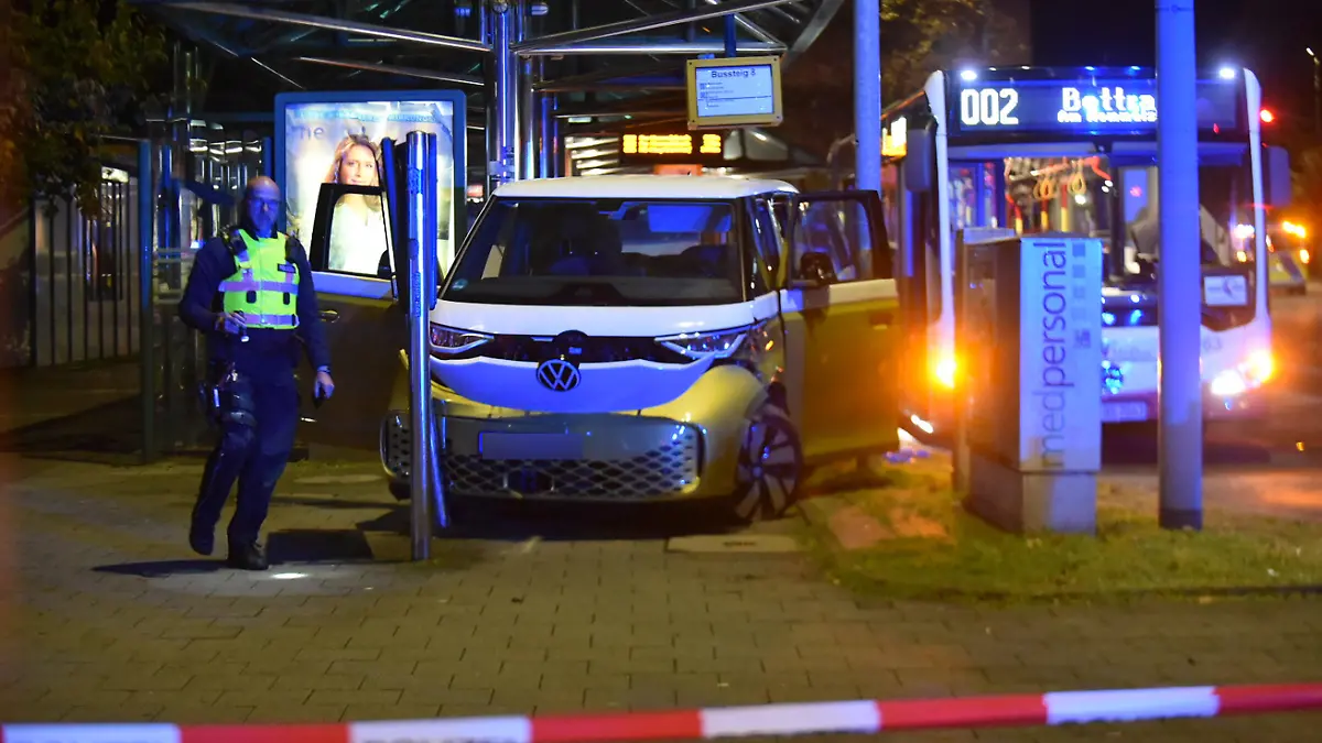 28.10.2023, Nordrhein-Westfalen, Mönchengladbach: Blick auf die Unfallstelle. Bei einem Unfall an einer Bushaltestelle in Mönchengladbach sind vier Menschen verletzt worden. Ein Autofahrer sei am Samstag aus noch ungeklärter Ursache am Bahnhof Rheydt rechts an einem haltenden Bus vorbeigefahren, habe diesen gestreift und dann wartende Menschen angefahren, teilte ein Polizeisprecher mit. Die Polizei geht von einem Unfall aus. Foto: Alex Forstreuter/Forstreuter Photography 202/dpa - ACHTUNG: Person(en) wurde(n) aus rechtlichen Gründen gepixelt +++ dpa-Bildfunk +++