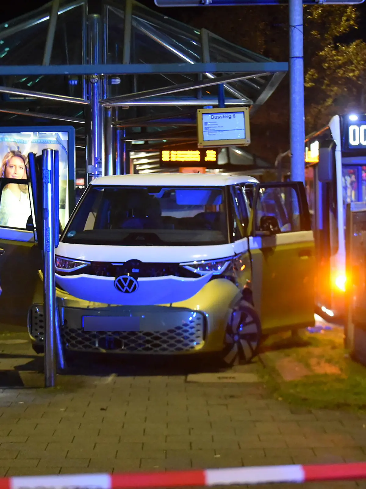 28.10.2023, Nordrhein-Westfalen, Mönchengladbach: Blick auf die Unfallstelle.  Bei einem Unfall an einer Bushaltestelle in Mönchengladbach sind vier Menschen verletzt worden. Ein Autofahrer sei am Samstag aus noch ungeklärter Ursache am Bahnhof Rheydt rechts an einem haltenden Bus vorbeigefahren, habe diesen gestreift und dann wartende Menschen angefahren, teilte ein Polizeisprecher mit. Die Polizei geht von einem Unfall aus. Foto: Alex Forstreuter/Forstreuter Photography 202/dpa - ACHTUNG: Person(en) wurde(n) aus rechtlichen Gründen gepixelt +++ dpa-Bildfunk +++