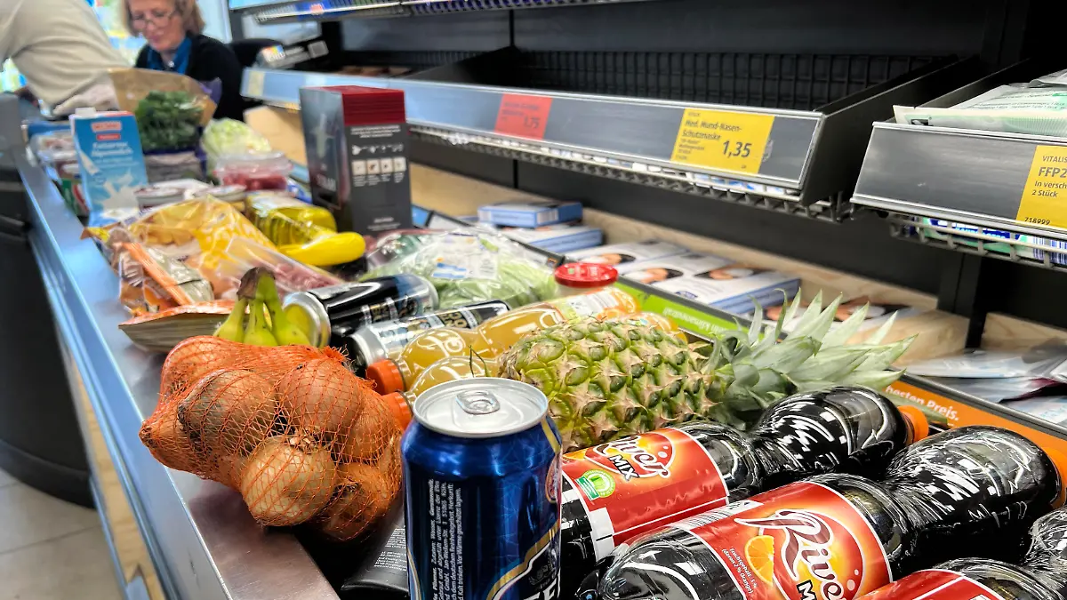 Lebensmittel werden immer teurer. Waren,Gueter,Lebensmittel liegen auf einem Kassenband an einer Supermarktkasse. Discounter,Kasse,Einkauf,Inflation, Verbraucherpreise,Teuerung, ?