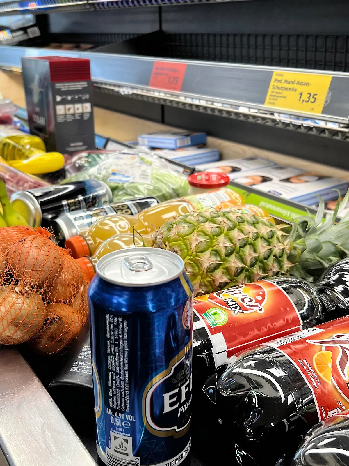 Lebensmittel werden immer teurer. Waren,Gueter,Lebensmittel liegen auf einem Kassenband an einer Supermarktkasse. Discounter,Kasse,Einkauf,Inflation, Verbraucherpreise,Teuerung, ?