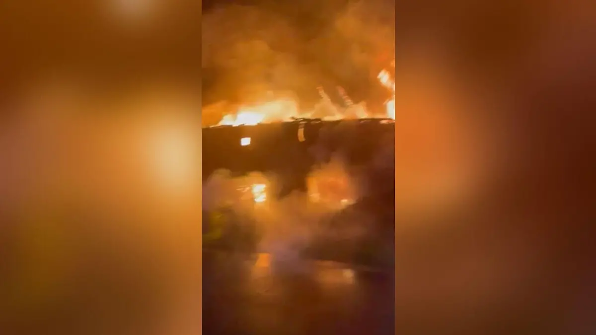 Am frühen  Freitagmorgen steht ein Einfamilienhaus mit angrenzenden Stallungen in Knesebeck (Kreis Gifhorn) in Flammen.