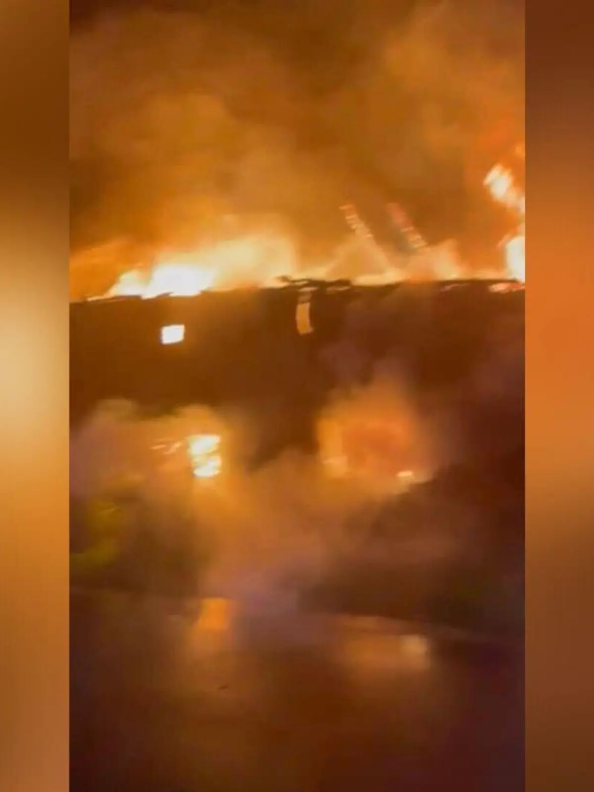 Am frühen  Freitagmorgen steht ein Einfamilienhaus mit angrenzenden Stallungen in Knesebeck (Kreis Gifhorn) in Flammen.