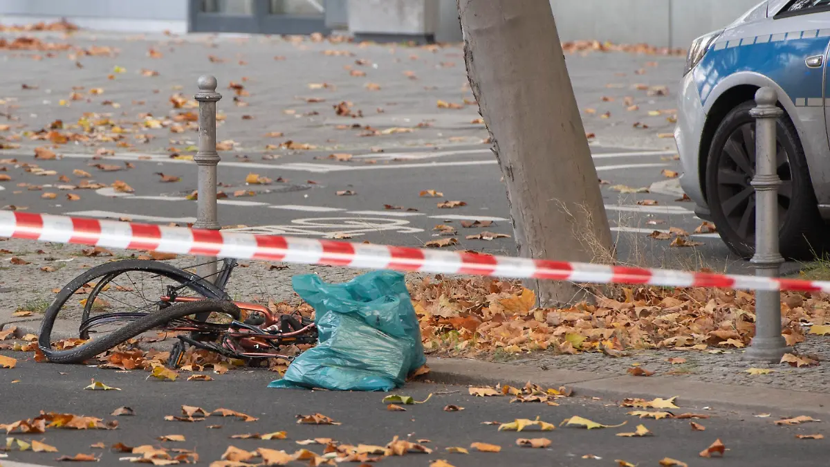 31.10.2022, Berlin: Ein zerstörtes Fahrrad liegt auf der Bundesallee in Berlin-Wilmersdorf. Eine Radfahrerin ist bei dem Verkehrsunfall mit einem Lastwagen lebensgefährlich verletzt worden. Die Verletzte sei unter dem Betonmischer eingeklemmt worden, teilte ein Sprecher der Feuerwehr mit. Auch der Lkw-Fahrer wurde bei dem Unfall verletzt. Einsatzkräfte der Berliner Feuerwehr sind nach Angaben eines Sprechers wegen Protesten von Klimademonstranten zudem verspätet am Unfallort eingetroffen. Foto: Paul Zinken/dpa +++ dpa-Bildfunk +++
