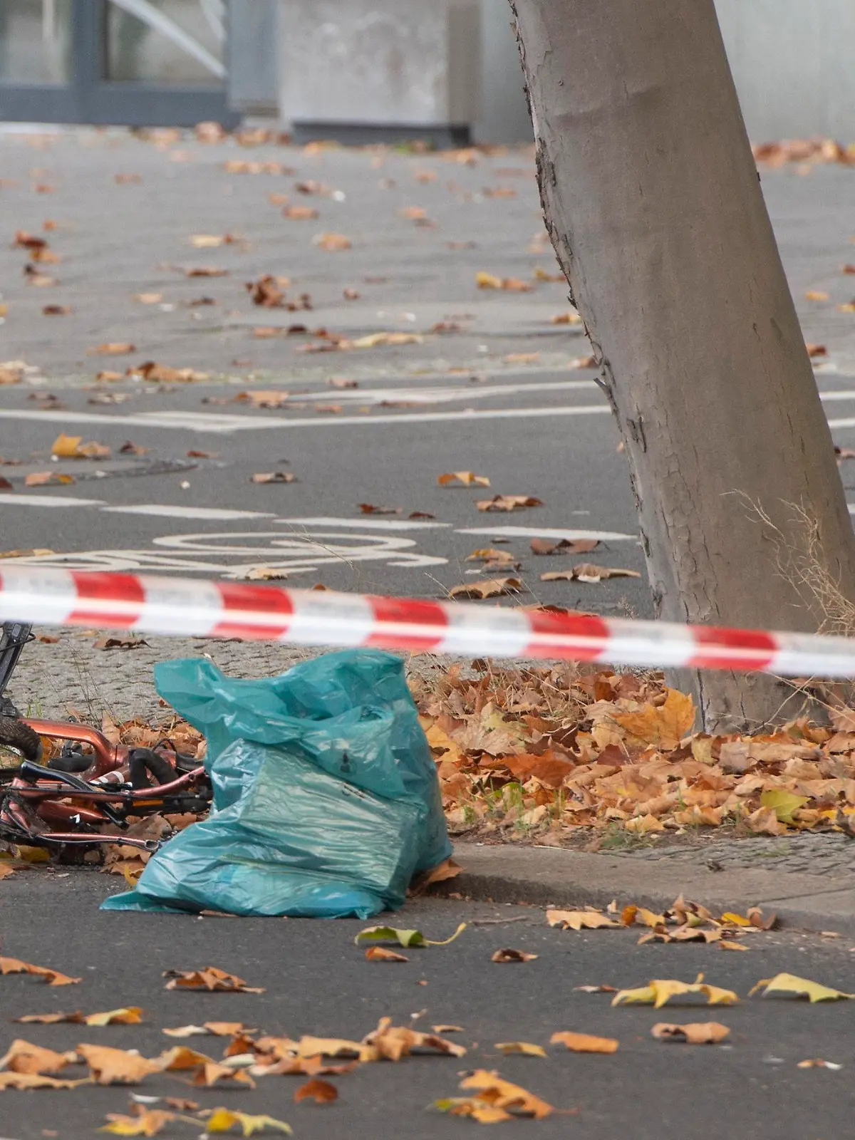 31.10.2022, Berlin: Ein zerstörtes Fahrrad liegt auf der Bundesallee in Berlin-Wilmersdorf. Eine Radfahrerin ist bei dem Verkehrsunfall mit einem Lastwagen lebensgefährlich verletzt worden. Die Verletzte sei unter dem Betonmischer eingeklemmt worden, teilte ein Sprecher der Feuerwehr mit. Auch der Lkw-Fahrer wurde bei dem Unfall verletzt. Einsatzkräfte der Berliner Feuerwehr sind nach Angaben eines Sprechers wegen Protesten von Klimademonstranten zudem verspätet am Unfallort eingetroffen. Foto: Paul Zinken/dpa +++ dpa-Bildfunk +++