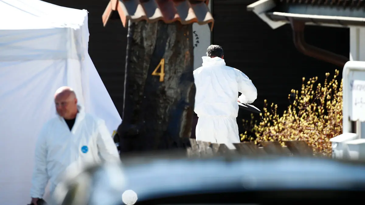 ARCHIV - 05.05.2020, Norwegen, Lørenskog: Polizisten der Spurensicherung arbeiten auf dem Grundstück des Multimillionärs Tom Hagen in Lørenskog. An Halloween 2018 verschwand die Millionärsgattin Anne-Elisabeth Hagen in der Nähe von Oslo aus ihrem Familienhaus. Seitdem fehlt von ihr jede Spur. (zu dpa: «Entführt, ermordet? - Millionärsfrau seit fünf Jahren verschwunden ») Foto: Terje Pedersen/NTB scanpix/AP/dpa +++ dpa-Bildfunk +++