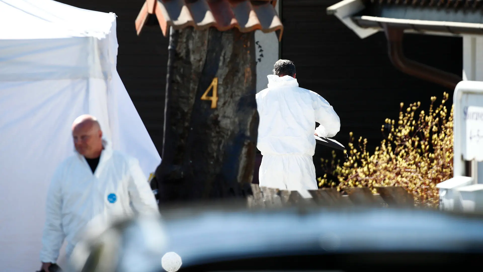 ARCHIV - 05.05.2020, Norwegen, Lørenskog: Polizisten der Spurensicherung arbeiten auf dem Grundstück des Multimillionärs Tom Hagen in Lørenskog. An Halloween 2018 verschwand die Millionärsgattin Anne-Elisabeth Hagen in der Nähe von Oslo aus ihrem Familienhaus. Seitdem fehlt von ihr jede Spur. (zu dpa: «Entführt, ermordet? - Millionärsfrau seit fünf Jahren verschwunden ») Foto: Terje Pedersen/NTB scanpix/AP/dpa +++ dpa-Bildfunk +++