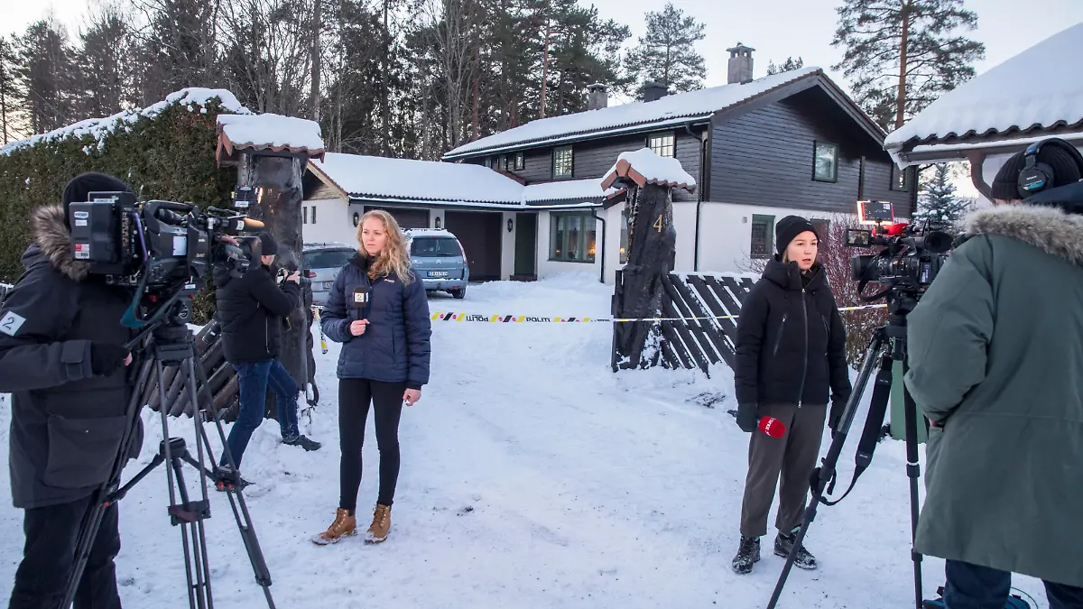 FJELLHAMAR 20190109
Joournalister vid polisavspärrningen vid familjen Falkevik Hagen bostad i Fjellhammar.  Anne-Elisabeth Falkevik Hagen, som är gift med en av Norges rikaste män, har varit försvunnen i tio veckor. Den 68-åriga kvinnan tros ha blivit bortförd mot sin vilja. Hon såg senast vid sitt hem den 31 oktober förra året.
Foto: Ole Berg-Rusten / NTB Scanpix / TT / kod  20520 [ Rechtehinweis: picture alliance/TT NEWS AGENCY ]
