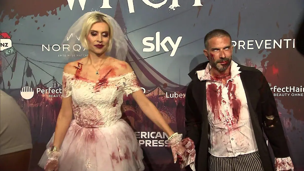 Hand in Hand laufen Verena und Marc über den roten Teppich