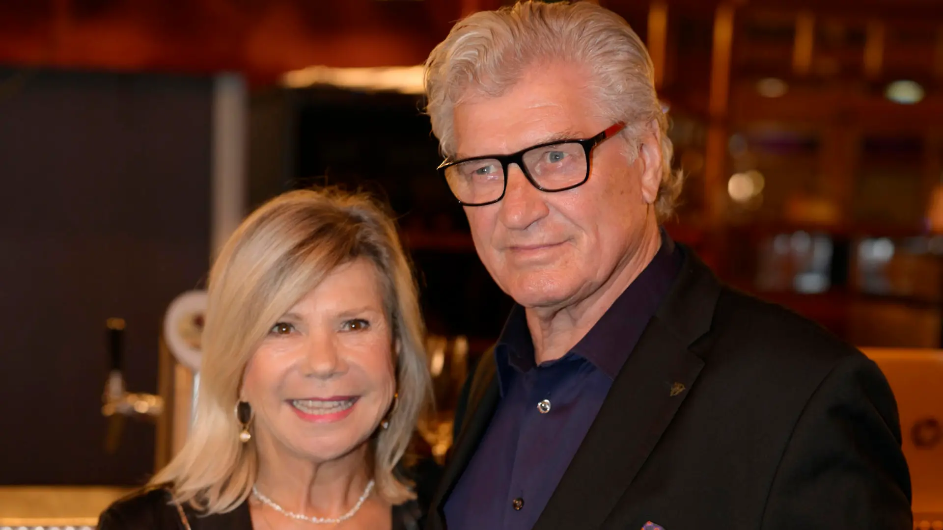 Musiker Michael (re) und Ehefrau Marianne Hartl (li) mit Clemens Zipse bei der VIP-Premierengala von Schuhbecks teatro für die neue Saison MOONIA im Spiegelzelt in München  03.11.2022 bei der VIP Premierengala Schuhbecks teatro MOONIA im Spiegelzelt in München Riem / 031122

*** VIP event gala Schuhbeck's teatro MOONIA at the mirror tent, Munich, Germany - 03 Nov2022 ***