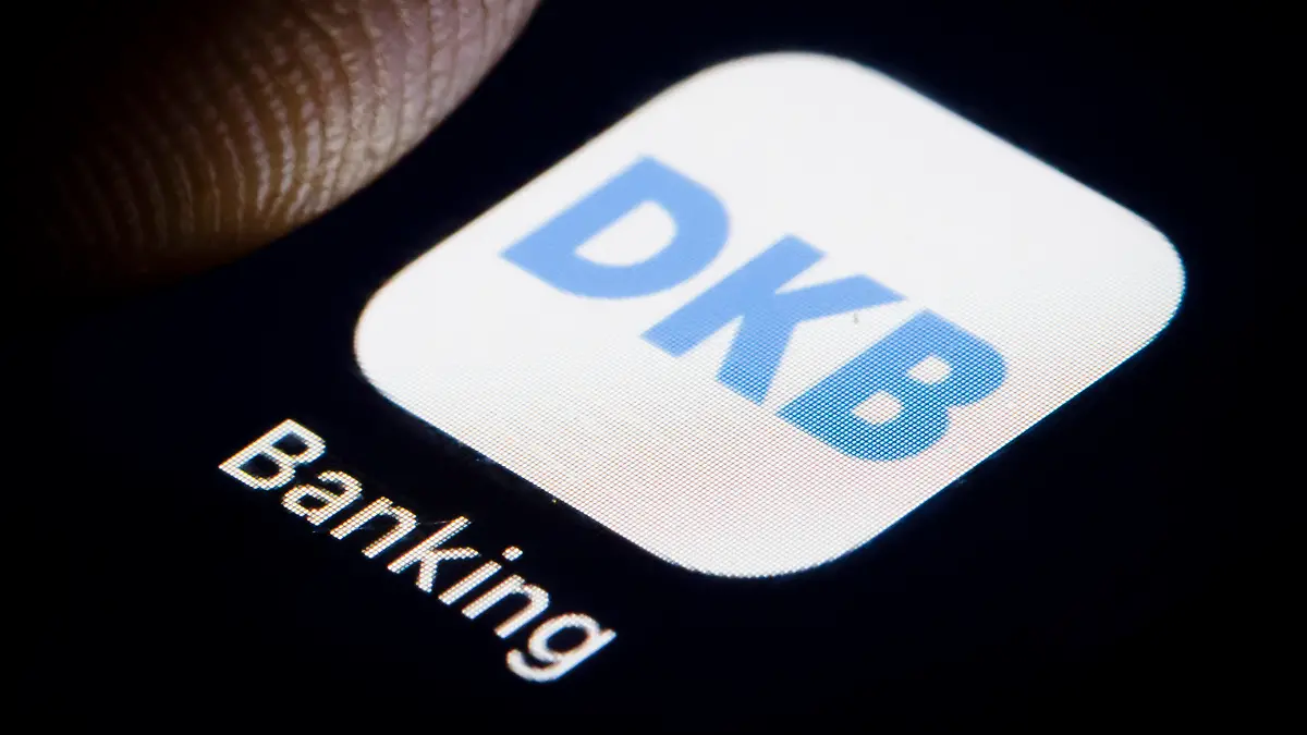 Das Logo der DKB ( Deutsche Kreditbank ) wird auf einem Smartphone angezeigt. Berlin, 02.01.2019. Copyright: Thomas Trutschel/ picture alliance/photothek