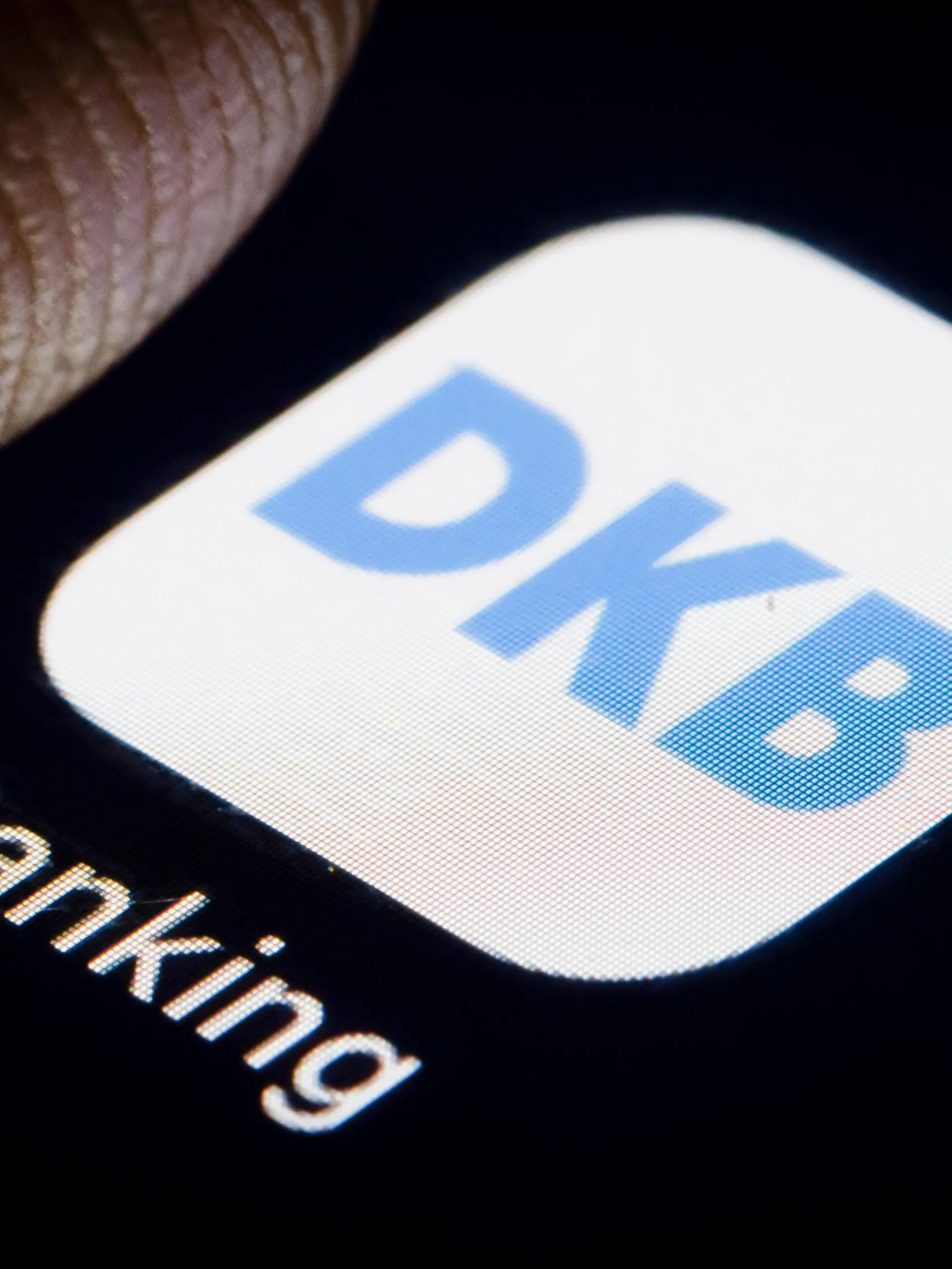 Das Logo der DKB ( Deutsche Kreditbank ) wird auf einem Smartphone angezeigt. Berlin, 02.01.2019. Copyright: Thomas Trutschel/ picture alliance/photothek