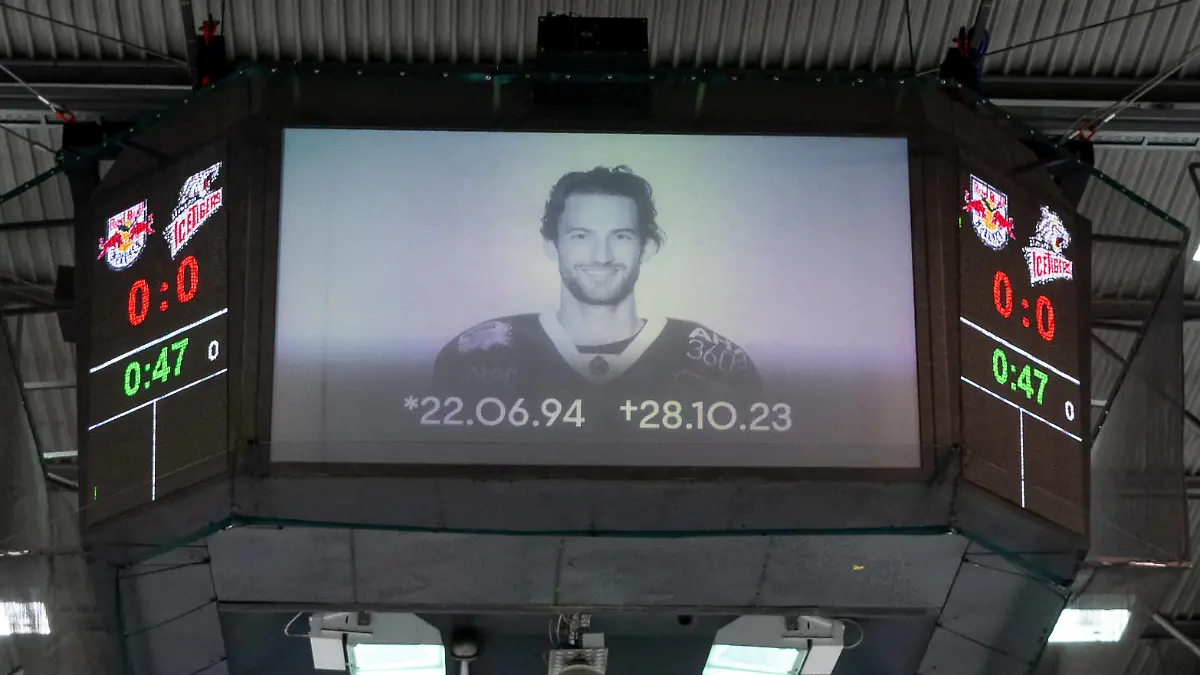 Vor dem Spiel wurde eine Schweigeminute durchgefuehrt in Gedenken an den am Wochenende beim einem Spiel verstorbenen Adam Johnson, der letzte Saison noch fuer die Augsburger Panther in der DEL auf dem Eis Stand. EHC Red Bull Muenchen gegen Nuernberg Ice Tigers, Eishockey, DEL, 15. Spieltag, Saison 2023/2024, 29.10.2023. EHC Red Bull Muenchen gegen Nuernberg Ice Tigers, Eishockey, DEL, 15. Spieltag, Saison 2023/2024, 29.10.2023. Muenchen *** A moment of silence was held before the game in memory of Adam Johnson, who died at a game last weekend and was still on the ice for the Augsburg Panthers in the DEL last season EHC Red Bull Muenchen vs. Nuernberg Ice Tigers, ice hockey, DEL, 15 match day, season 2023 2024, 29 10 2023 EHC Red Bull Muenchen vs. Nuernberg Ice Tigers, ice hockey, DEL, 15 match day, season 2023 2024, 29 10 2023 Muenchen Copyright: xEibner-Pressefoto/HeikexFeinerx EP_HFR