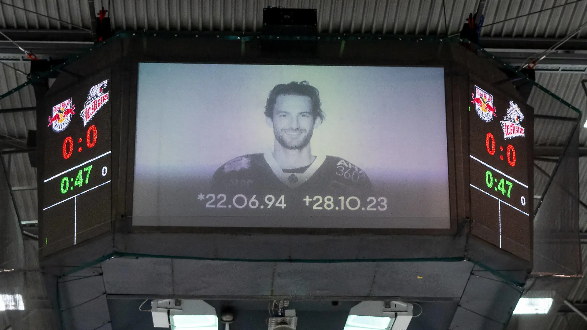 Vor dem Spiel wurde eine Schweigeminute durchgefuehrt in Gedenken an den am Wochenende beim einem Spiel verstorbenen Adam Johnson, der letzte Saison noch fuer die Augsburger Panther in der DEL auf dem Eis Stand. EHC Red Bull Muenchen gegen Nuernberg Ice Tigers, Eishockey, DEL, 15. Spieltag, Saison 2023/2024, 29.10.2023. EHC Red Bull Muenchen gegen Nuernberg Ice Tigers, Eishockey, DEL, 15. Spieltag, Saison 2023/2024, 29.10.2023. Muenchen *** A moment of silence was held before the game in memory of Adam Johnson, who died at a game last weekend and was still on the ice for the Augsburg Panthers in the DEL last season EHC Red Bull Muenchen vs. Nuernberg Ice Tigers, ice hockey, DEL, 15 match day, season 2023 2024, 29 10 2023 EHC Red Bull Muenchen vs. Nuernberg Ice Tigers, ice hockey, DEL, 15 match day, season 2023 2024, 29 10 2023 Muenchen Copyright: xEibner-Pressefoto/HeikexFeinerx EP_HFR
